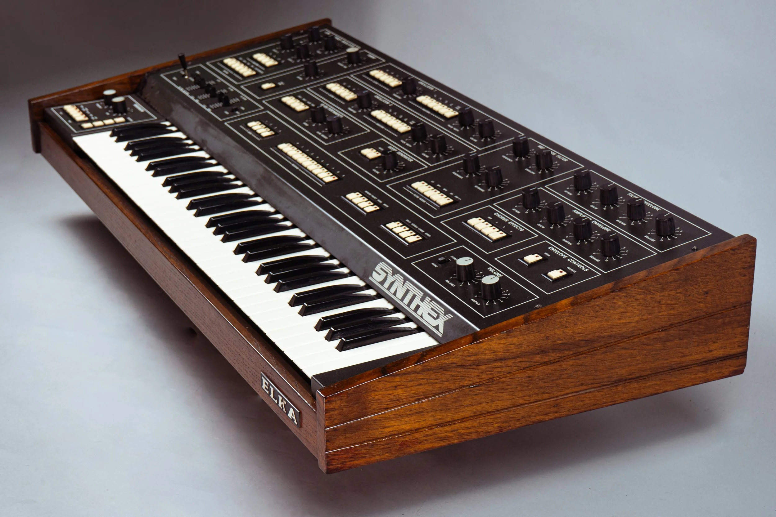 It shares almost the exact same weight and measurements as the FARFISA POLYCHROME, which is most likely a coincidence since they're completely different animals. The Synthex is the first polyphonic synth from Italy that's not a divide down based mach