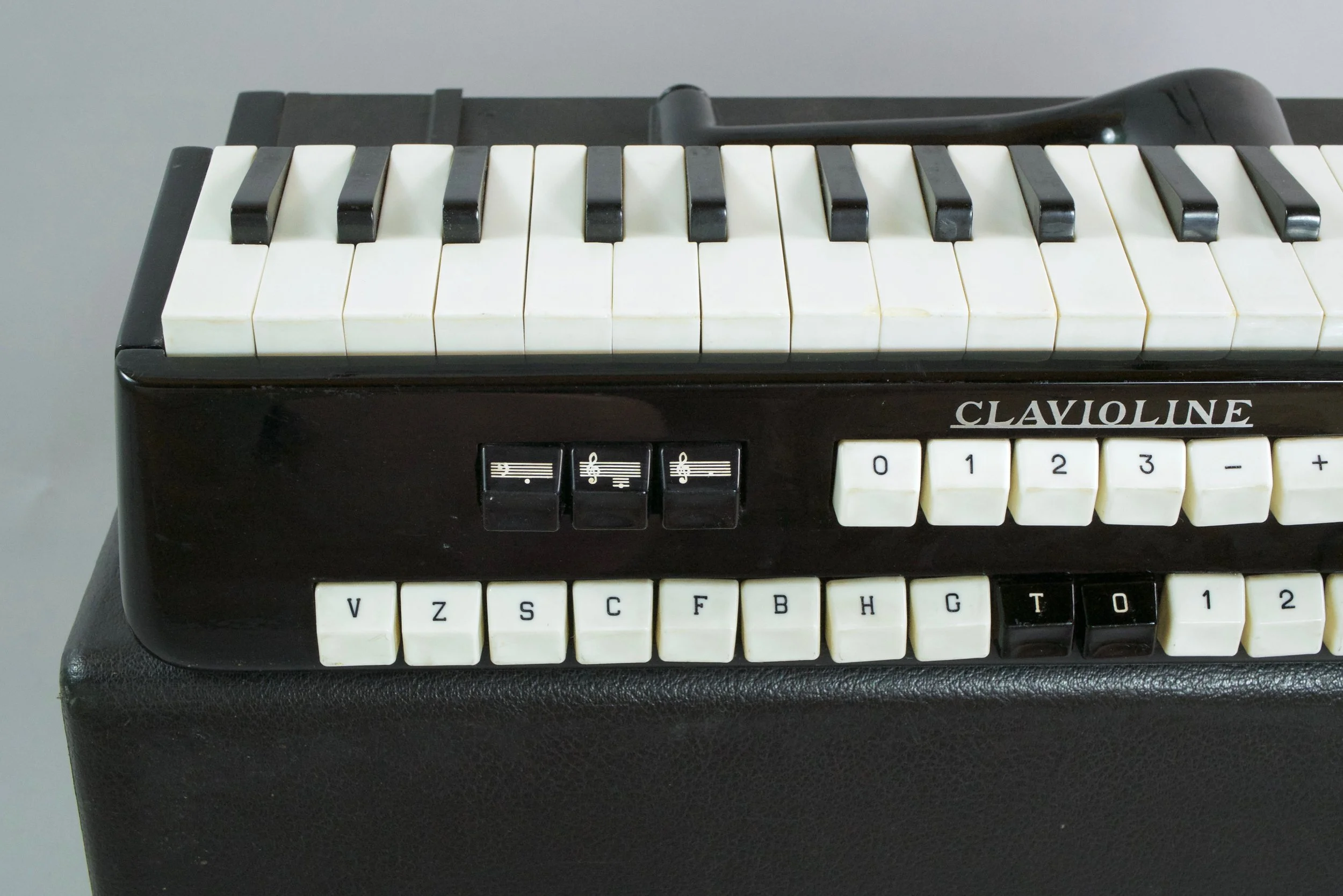 The black push buttons are octave transposers while the white ones starting at 0 are different vibrato settings. Underneath is a long row of presets - or rather the same monophonic oscillator treated by clever equalizer settings to produce different 