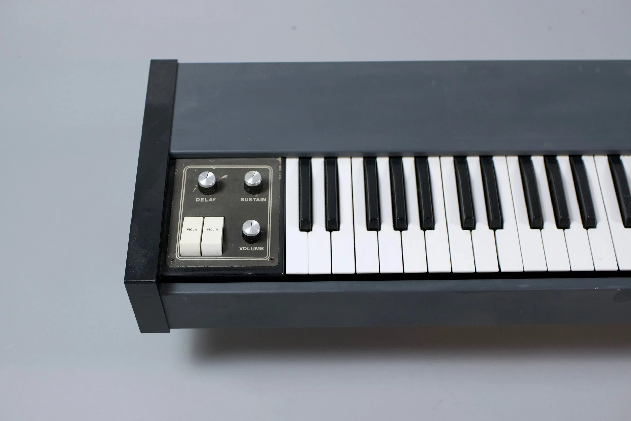 The unit is surprisingly lightweight for a string machine of the era, clocking in at less than 10 kilos. 