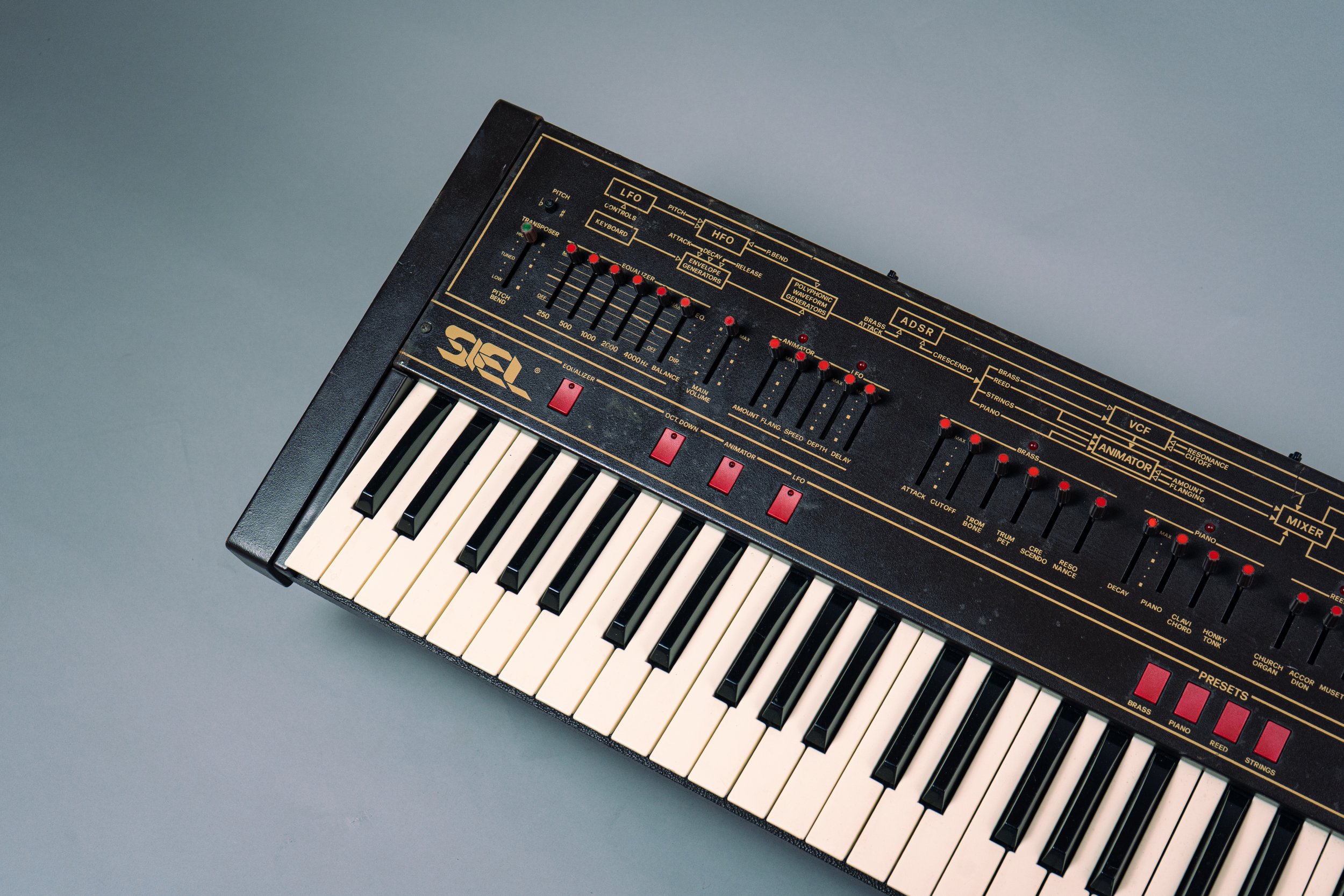 We're blessed with the same four divide down generated preset instrument sections as on the Cruise : Brass, Piano, Reeds and Strings.
These are actually playable all at once but (maybe Siel chose the wrong selector buttons here) it's not that evident