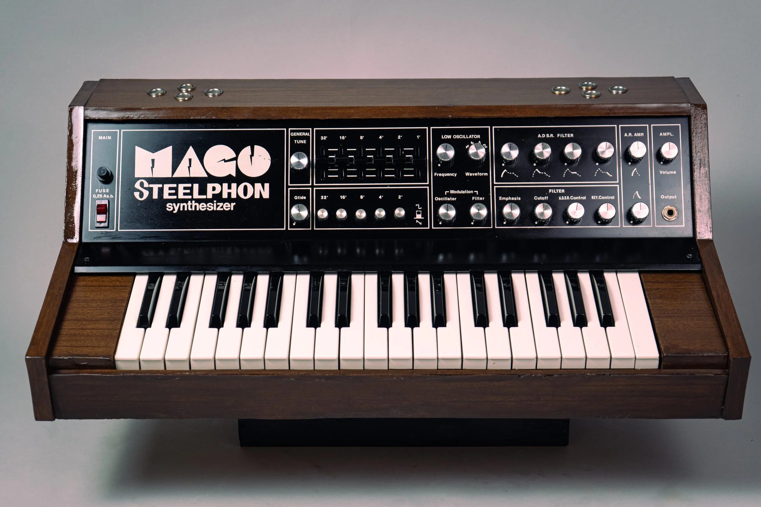 STEELPHON MAGO - 1973 - this was Italys first consumer synthesizer - in a sense that it was manufactured in a factory to be sold to consumers rather than invented at home by an enthusiast or sold as an oscillator assembly-kit.
Made in Turin in the mo