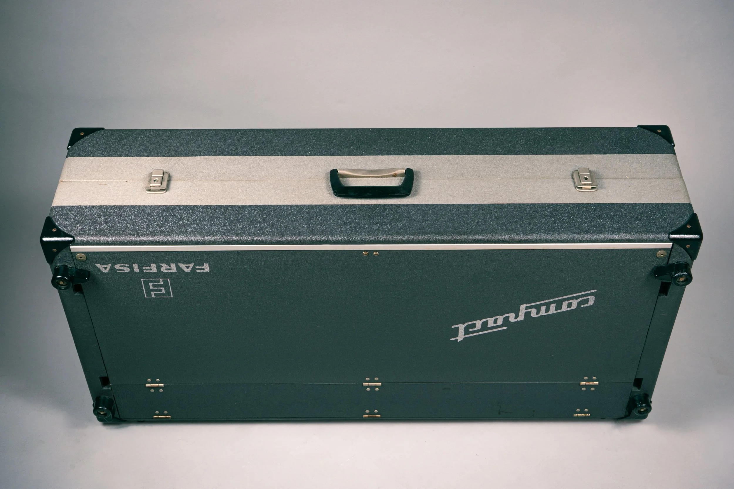 Lifting this thing with one hand is not recommended, as is almost standard with Italian vintage gear the handle is mounted on the lid instead of the instrument itself. 