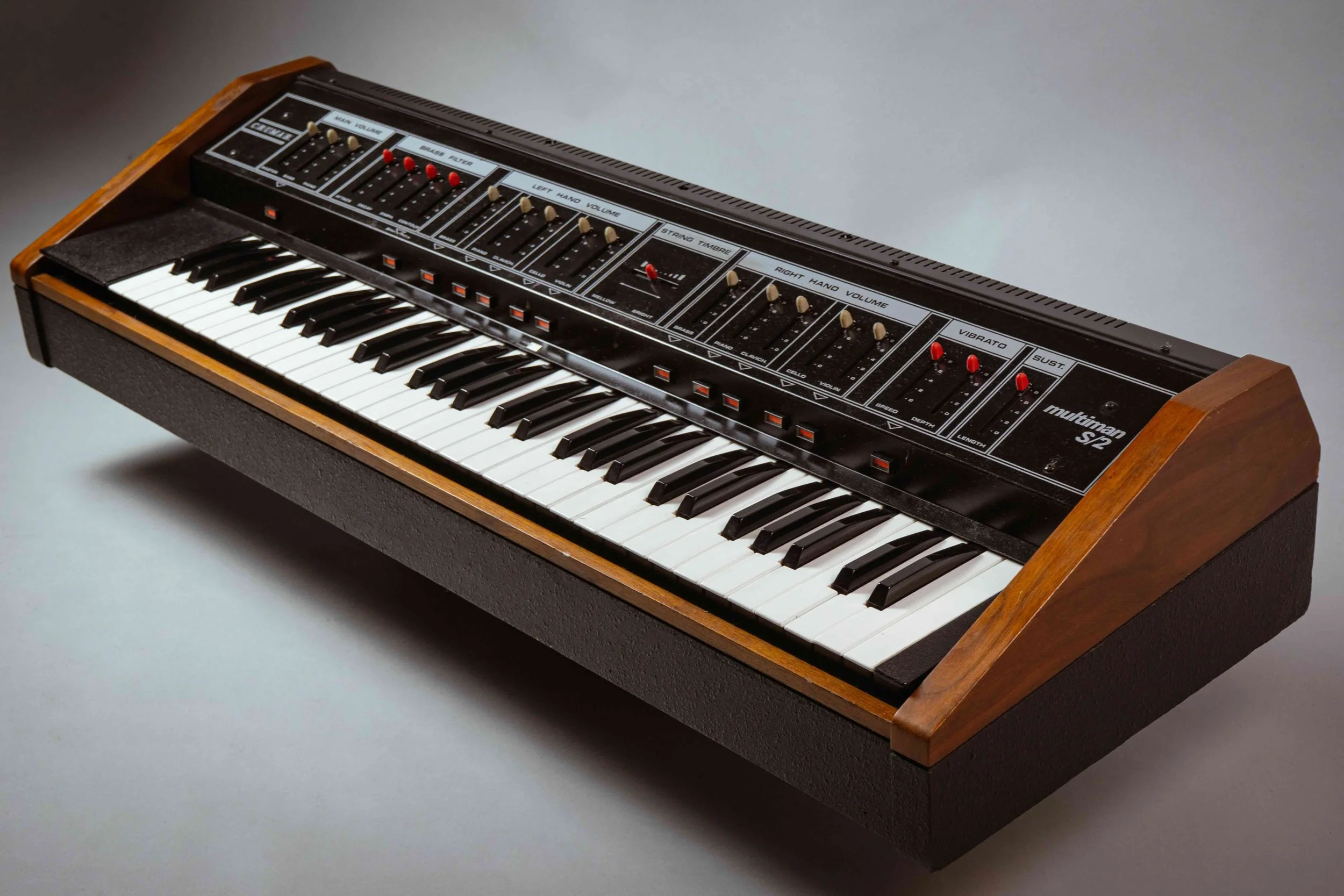 You might think that the differences are merely cosmetic to the first S model, with a 61 key, same control panel layout with the same Strings, Brass and Piano sounds plus that earthquake-provoking low end sub bass section and the 3 separate audio out