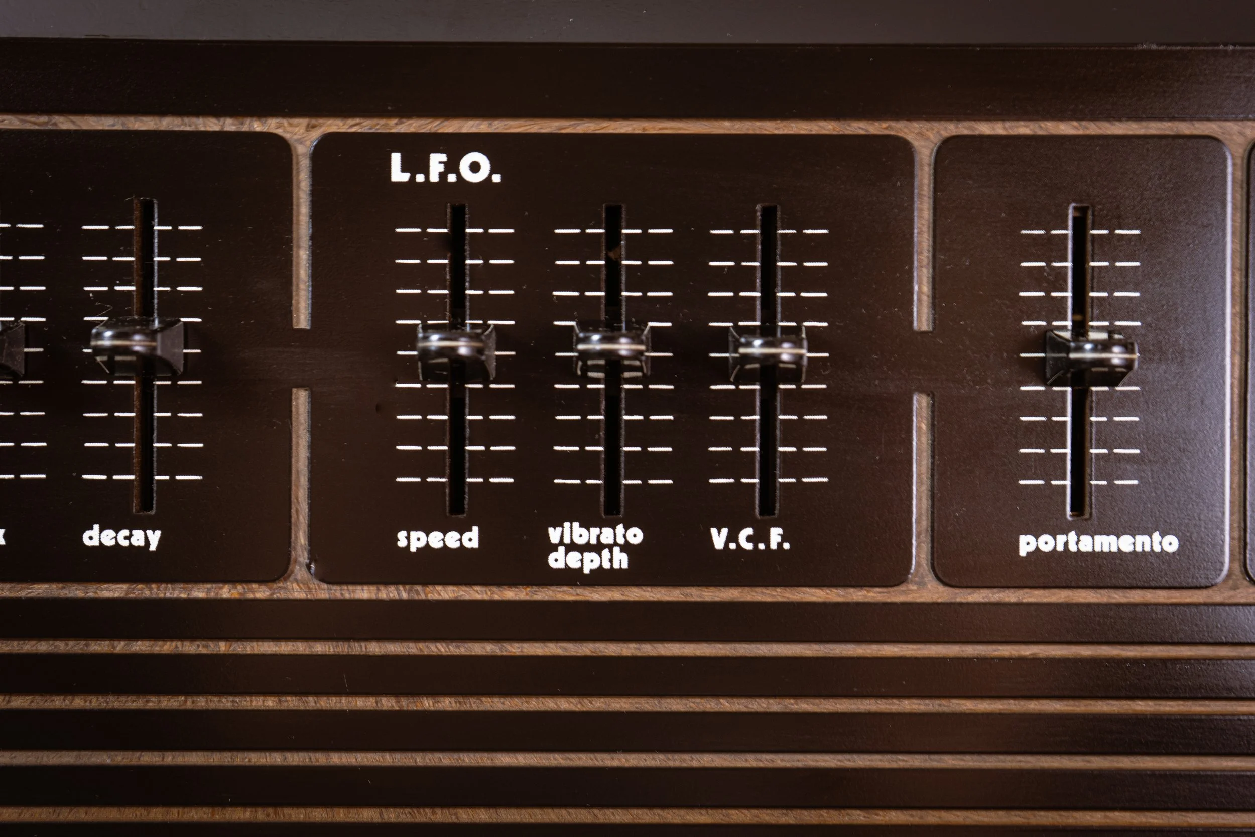 The Mono Synthesizer section has 8 presets with modifiable LFO depth and speed, Vibrato, VCF, Brilliance (cutoff filter), Emphasis (resonance filter) as well as portamento. 