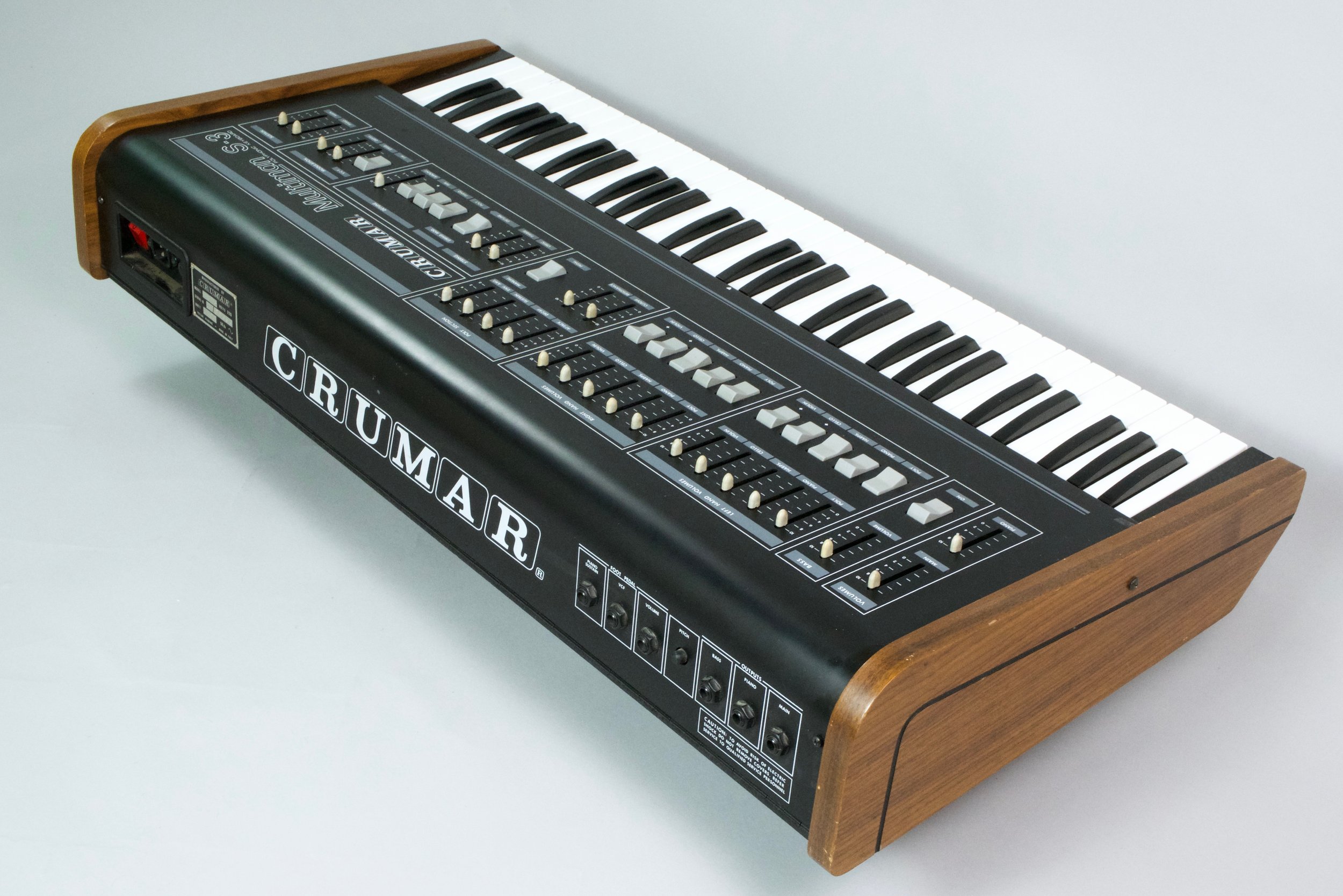 All instrument sections are Divide Down generated, resulting in full paraphonic mode, and are splittable : assignable to either the full, or only the upper or lower part of the keyboard