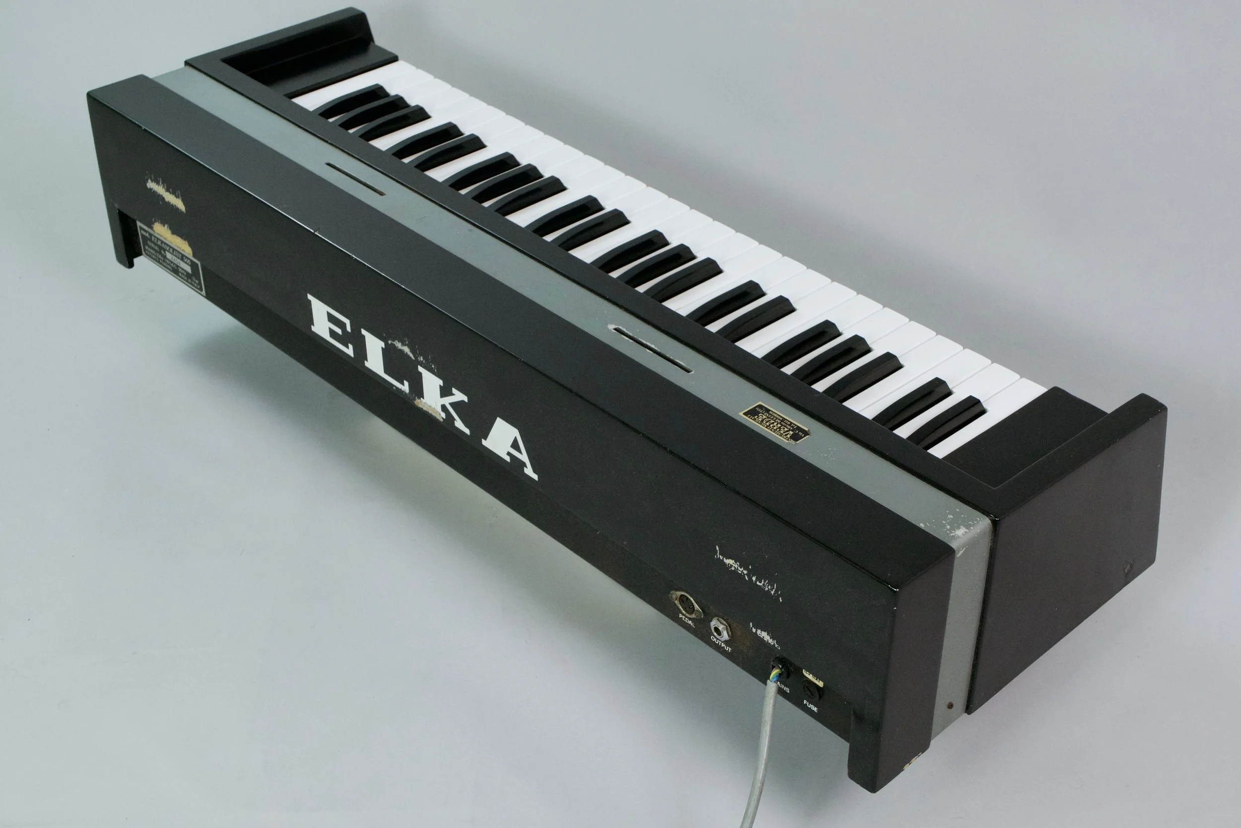 The sound of the Solist is as unique as its design - the easy controls, varied presets and a slim chassi makes this a great instrument to bring on the road. 