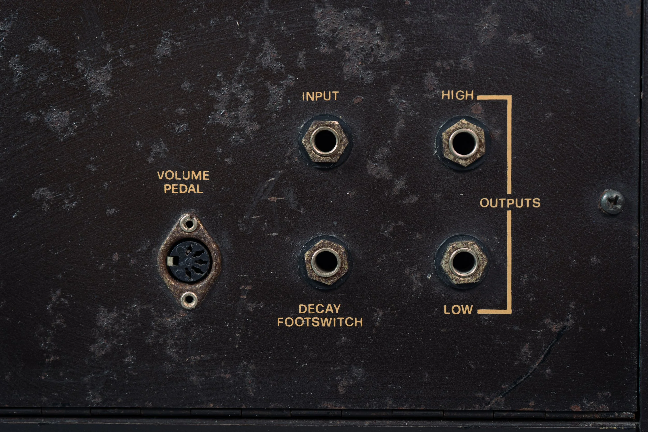 The Orchestra II was also re-designed and re-badged by Siel as OR400 in gorgeous blues, and also sold in the USA by Sequential Circuit as the Prelude. On the back we get Low and High impedance audio outputs, an audio input connector, swell pedal and 