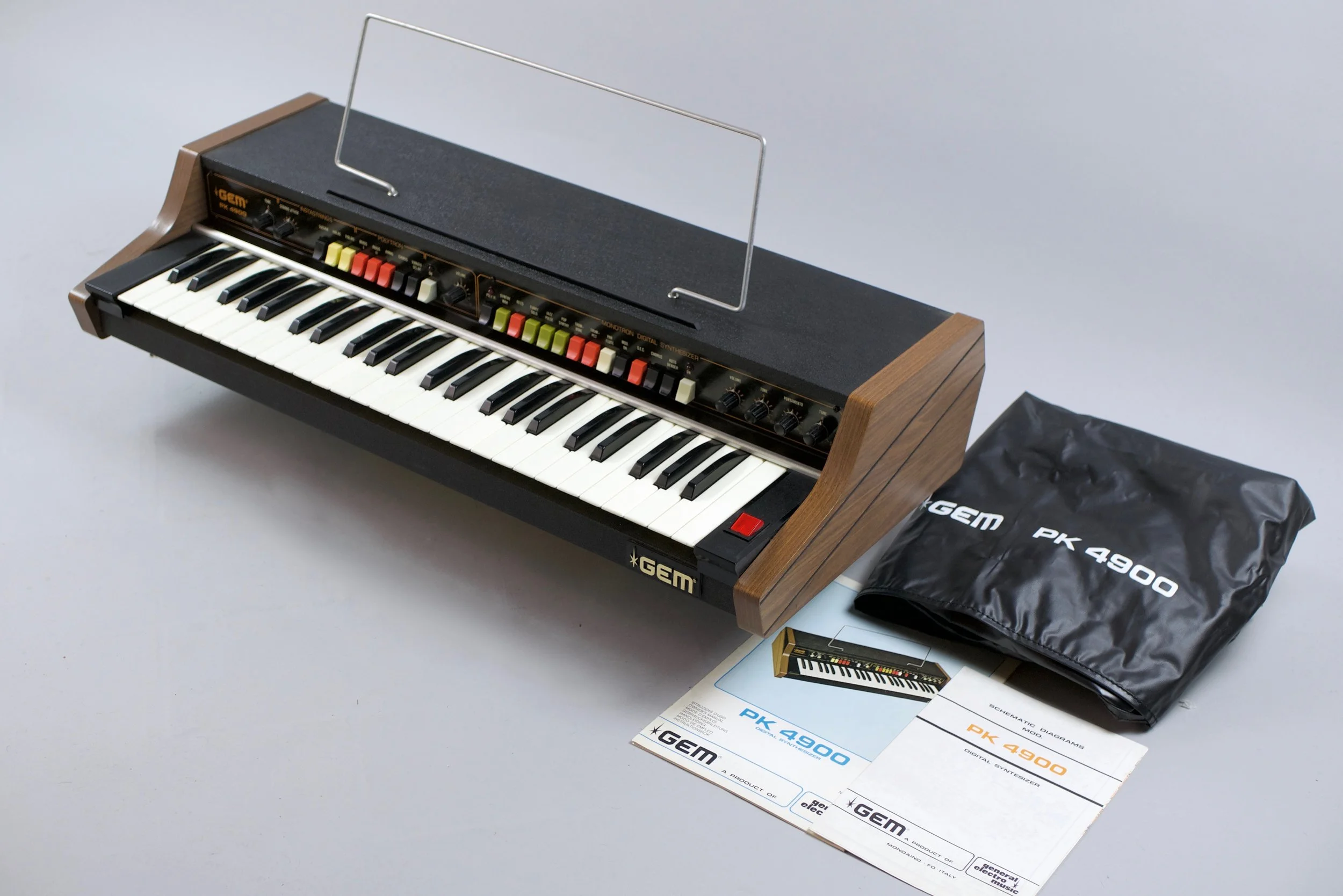 GEM renamed the sections creatively: Polytron,  Monotron and Instastrings. The 2 polyphonic sections are tunable and together with the monophonic synth this little keyboard can generate some nice, big textures.