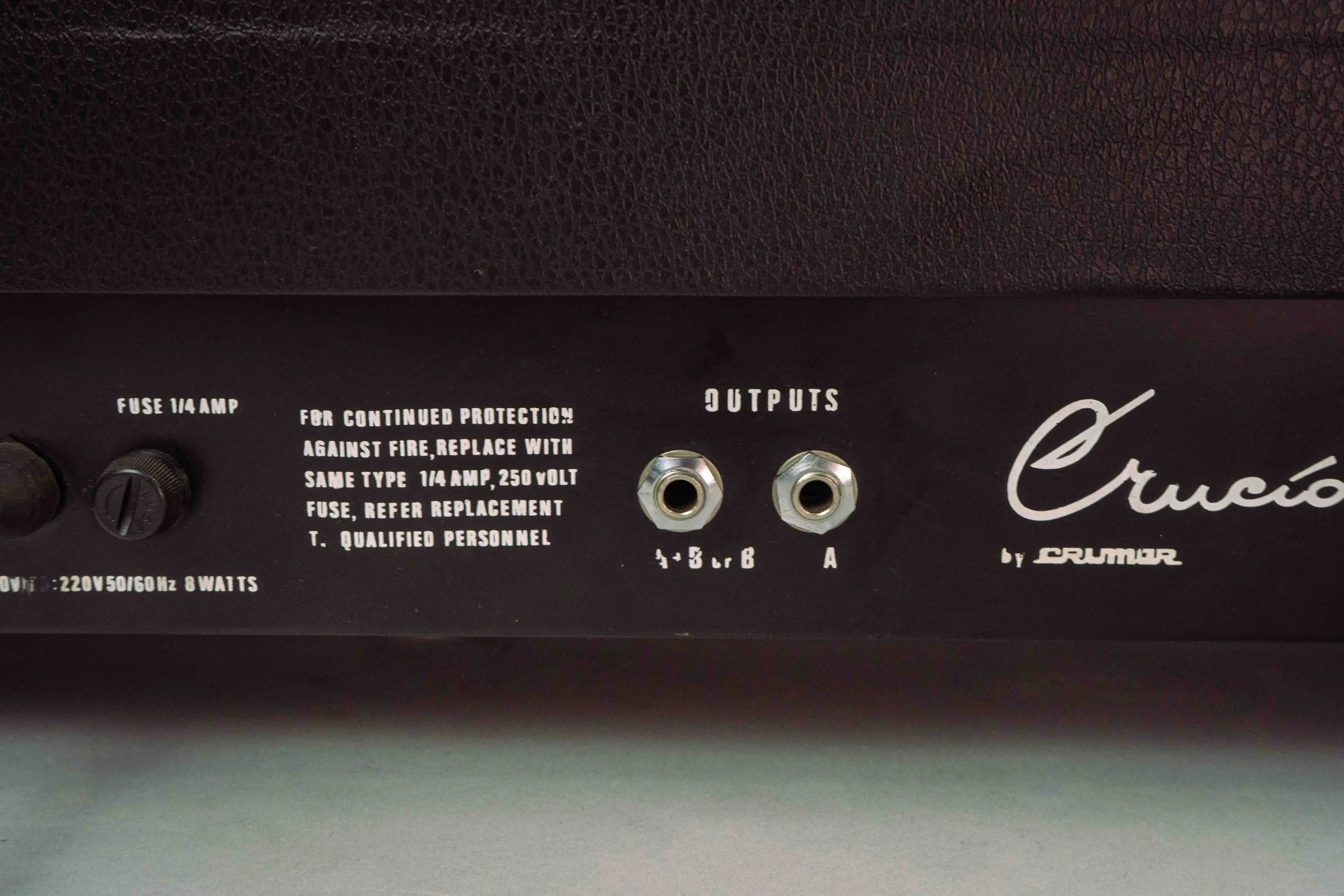 The separate audio output connectors in the back is a rare sight on Italian monophonic dual oscillator synthesizers. 