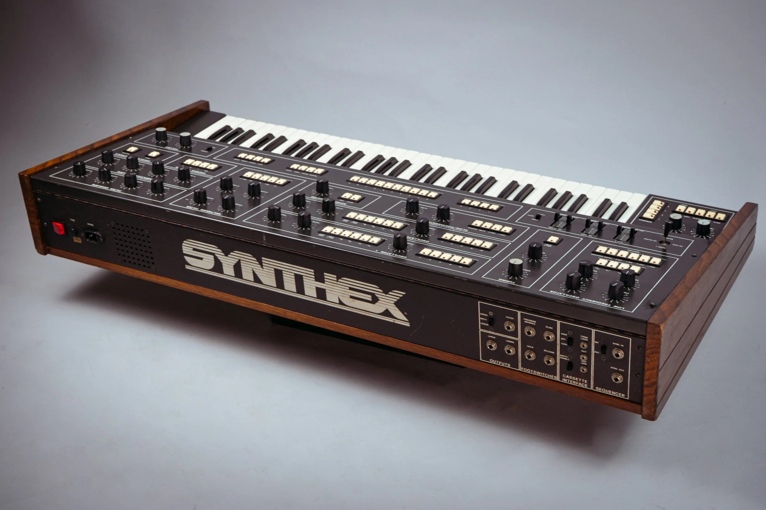 This is a surprisingly well-built instrument for Italy, one could argue it's the very apex of italian synth engineering and priduction, and that's most likely the reason so many Elka Synthex units still survive to this day. The back offers a great se
