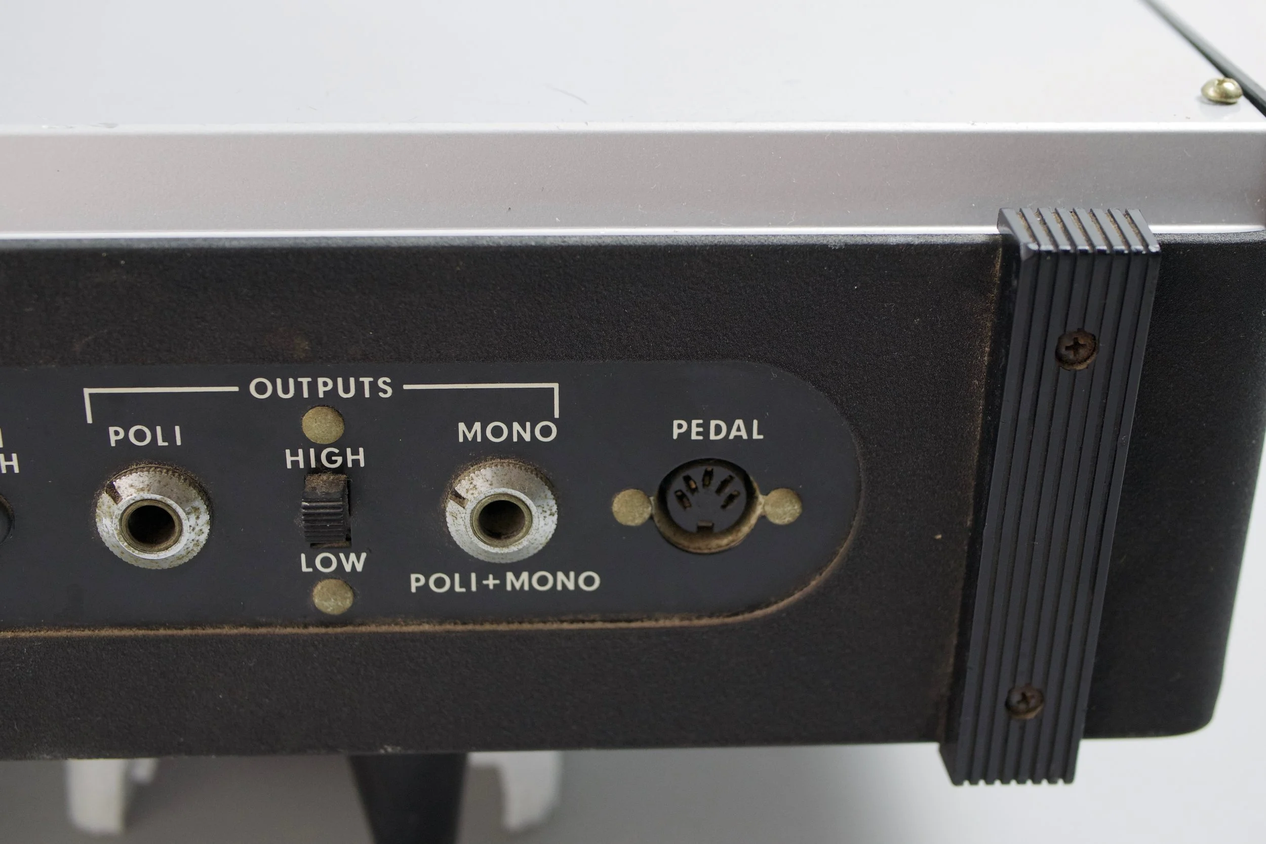 Separate outputs for poly and mono - perfect for running the 2 sections through separate effects. 