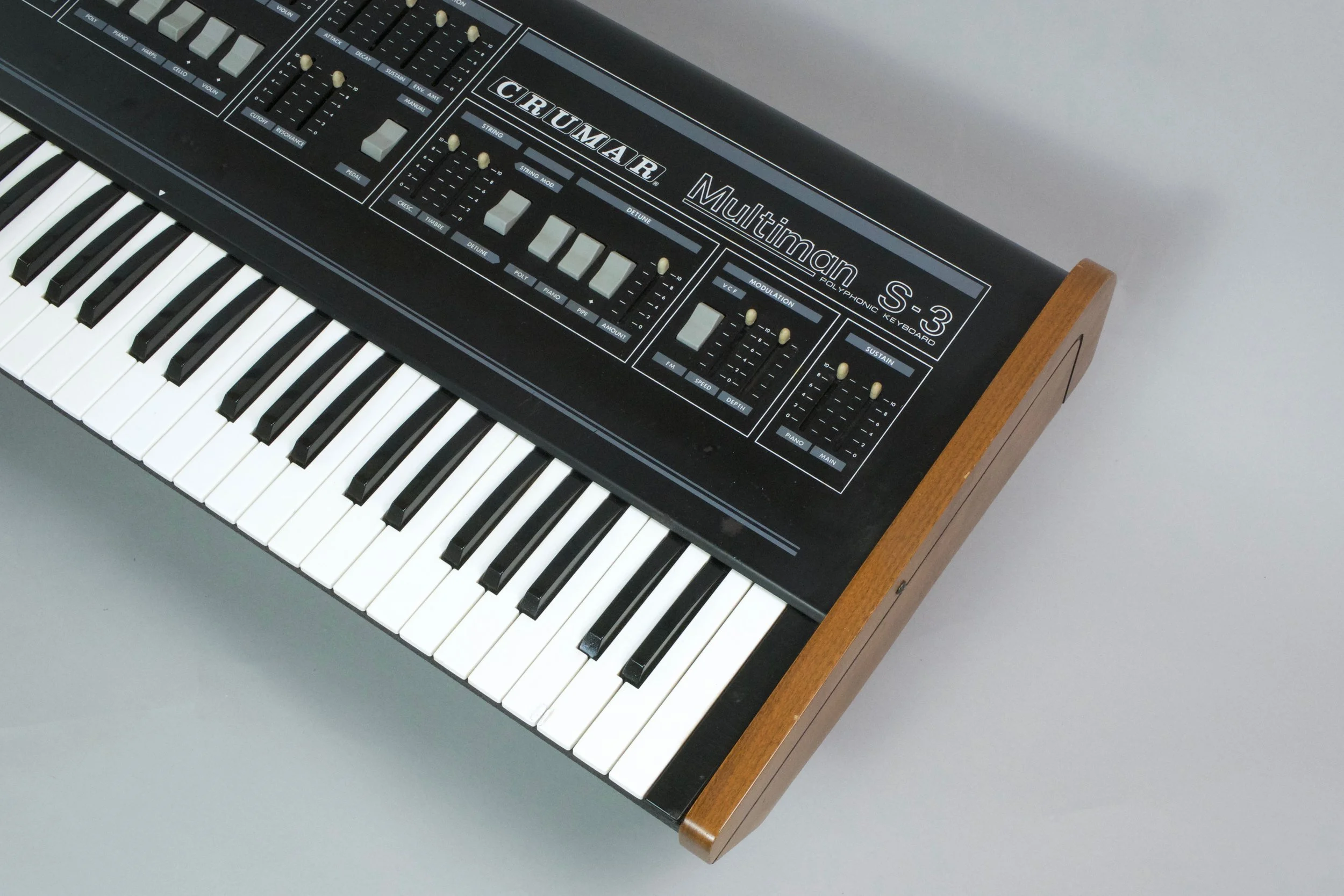 The Multiman S3 differs quite a bit from the earlier iterations by sporting extra modulation controls, affecting the chorus of the strings and general vibrato. 