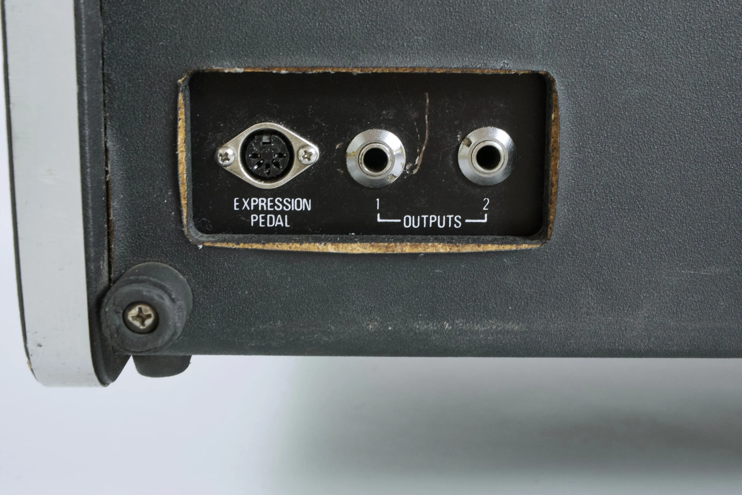 The two outputs also mimic the Dutch string machine of fame by offering a lower volume impedance output possibly for running through effects pedals, with a second brighter, louder volume audio output. 