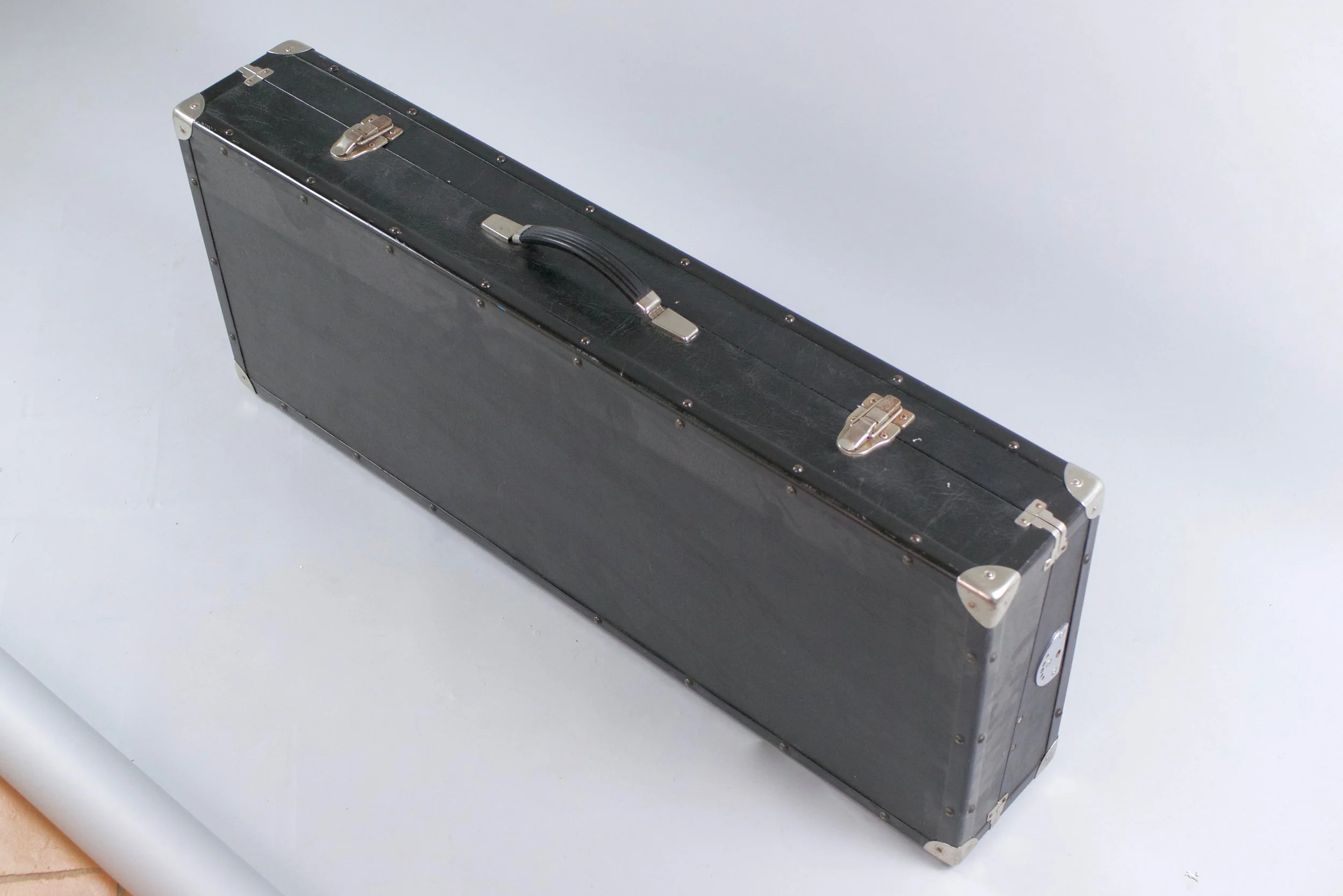 On the back we find a few separate outputs for running sounds through effects or echoes, and a dedicated output connector for the Elkatone Leslie cabinet as well. 
The unit comes with a lid that makes it look like a suitcase. 