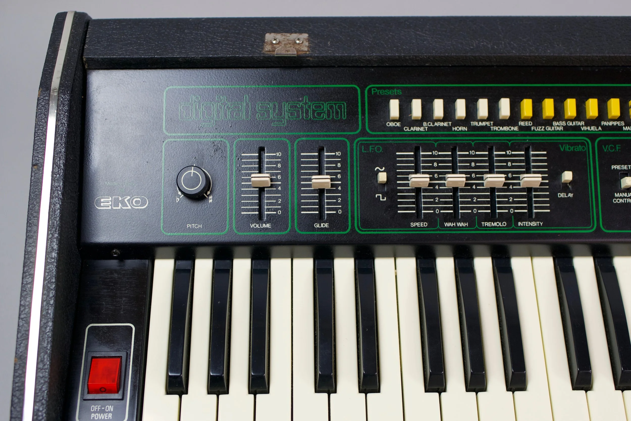In manual mode the presets can be engaged  and modified with the VCA and VCF sections. 