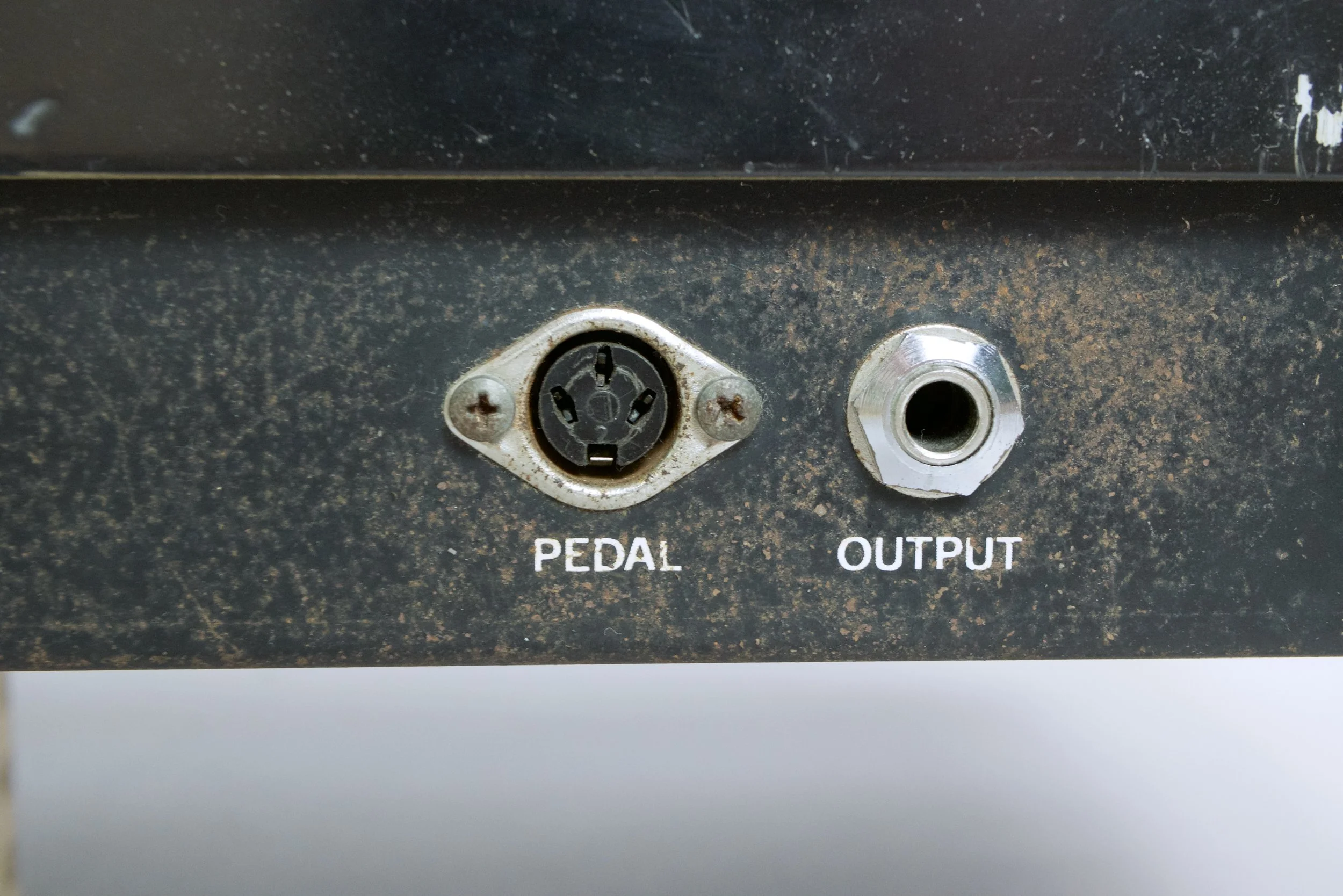 No fuss - we find a swell pedal input and audio output connector in the back. 