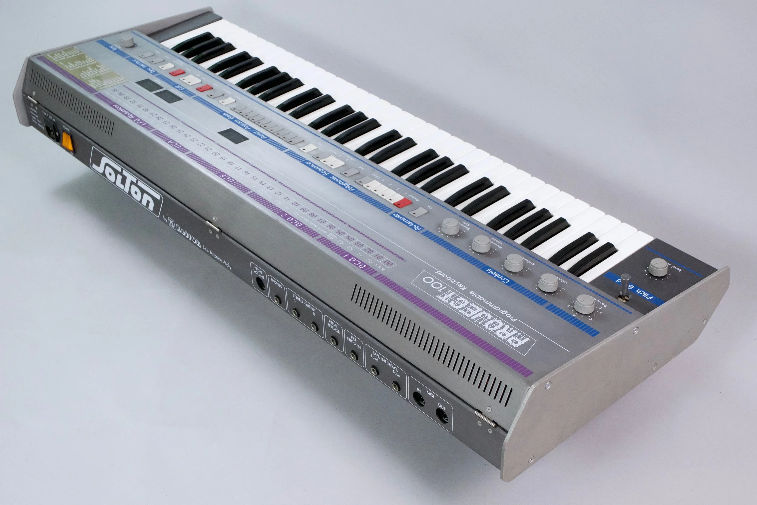 The bucket brigade analog Chorus effect is fantastic and adds to the Project 100s character and lushness - it doesn't sound like a Juno 60 or 106 at all, rather it's in a category of its own. 