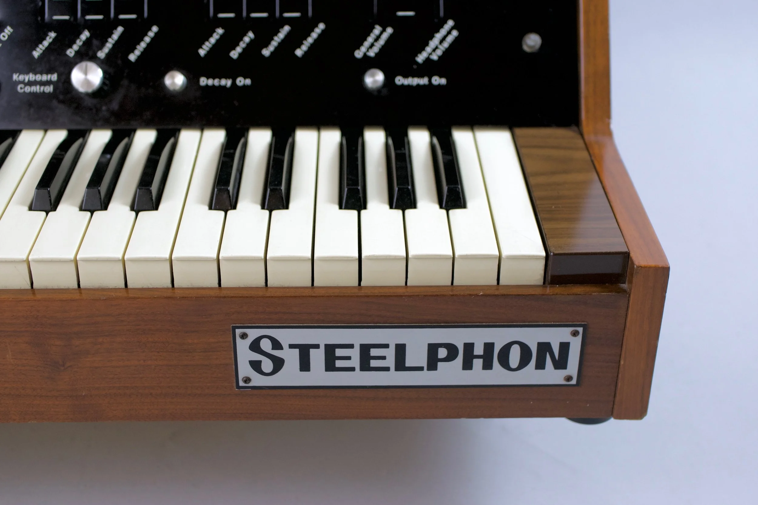 The 6 presets can be engaged in any combination to create matrix of sounds as well as the individual ones.  
In general the Steelphon S900 is reliable and doesn't drift too much in pitch once warmed up. 