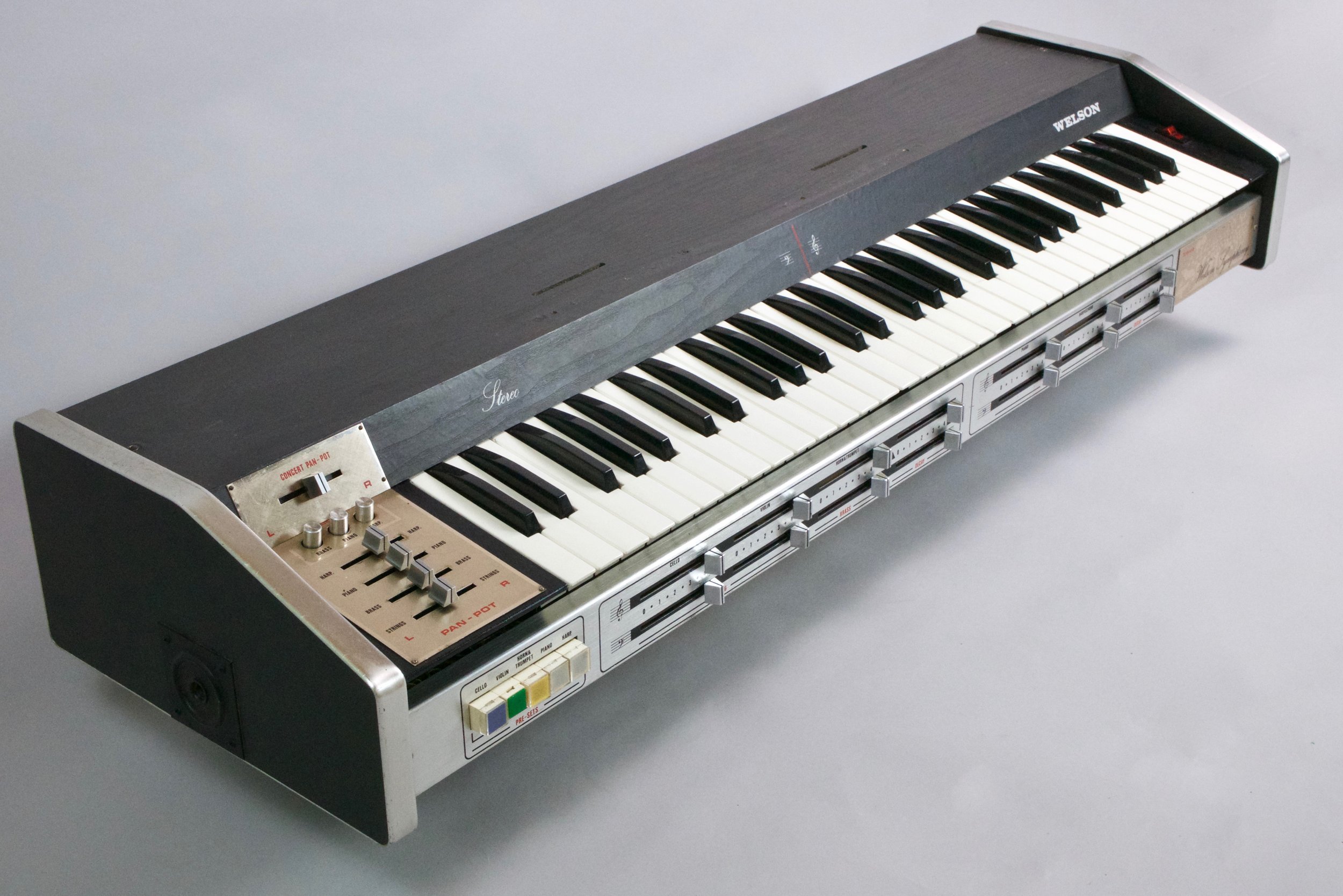 The 5 polyphonic (paraphonic) preset sounds are terrific 1970s string machine sounds and are all playable simultaneously : Cello, Violin, Horn / Brass, Piano and harpsichord. 