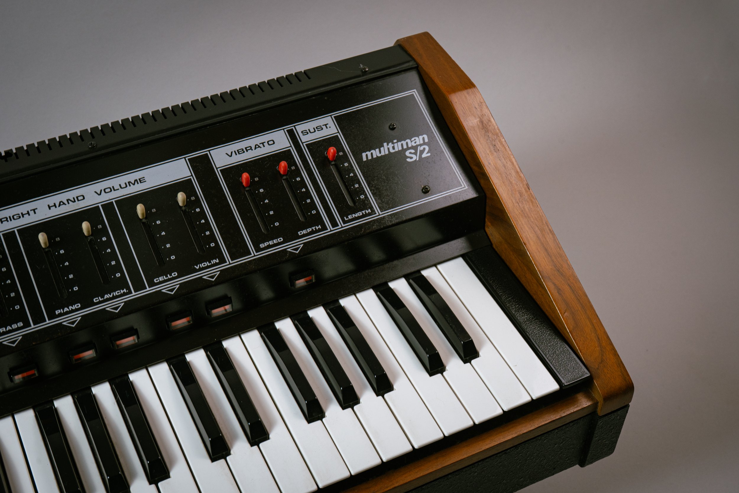 On offer are 5 preset sounds (Brass, Piano, Clavichord, Cello and Violin) and a bonus sub-bass sound assigned to the lower 27 notes of the keyboard. All sounds are divide down generated so we get full polyphony here. The Brass section has a SSM based