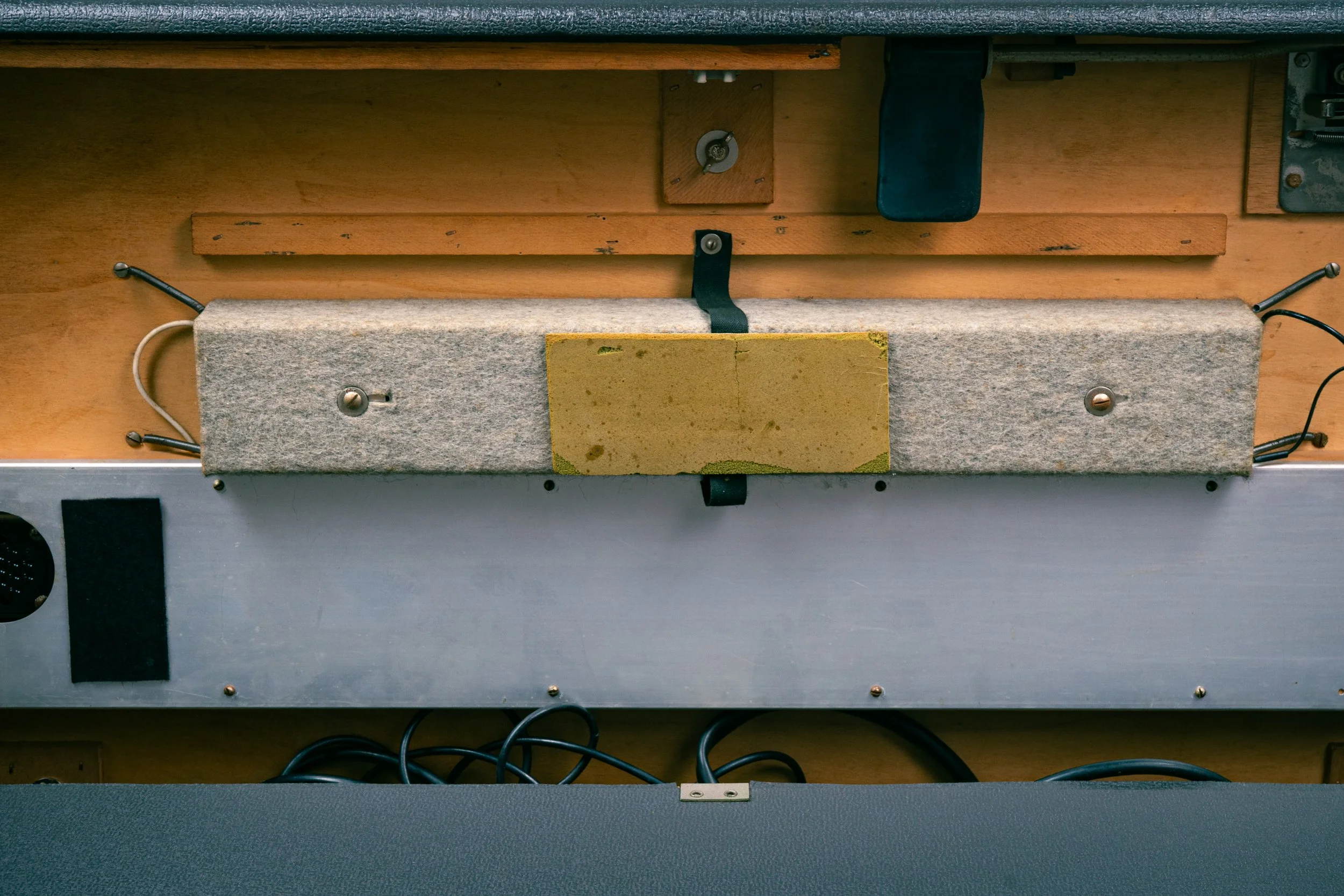 Tilting the whole thing over you get a good view of the spring reverb that was a unique Farfisa invention rather than buying spring reverbs from Hammond. The legs fold in and attach here as well and the knee lever, with which one modulates the booste