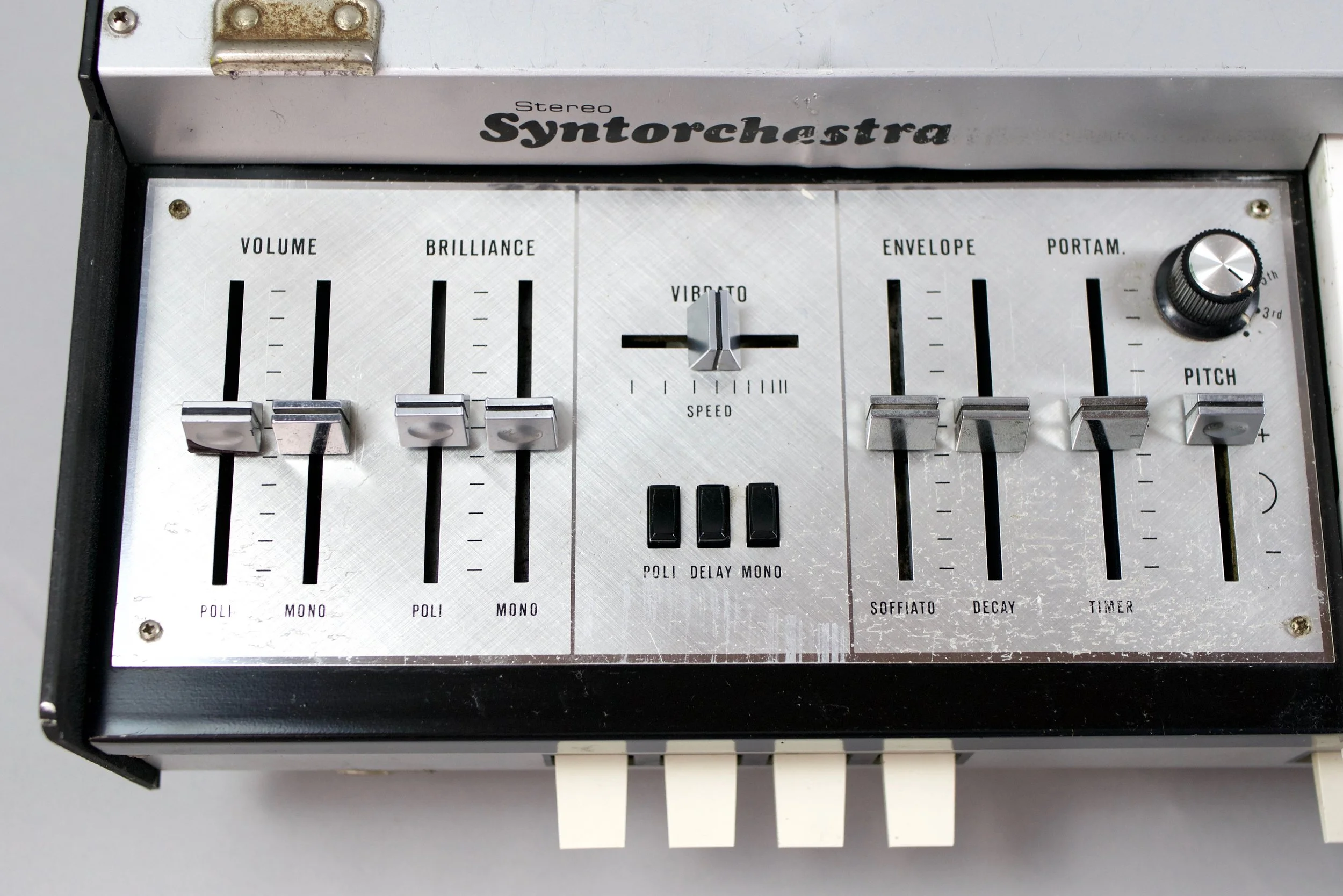 For the mono section there's portamento and a unique temporary portamento touch-bar to more easily turn on and off the portamento while playing.