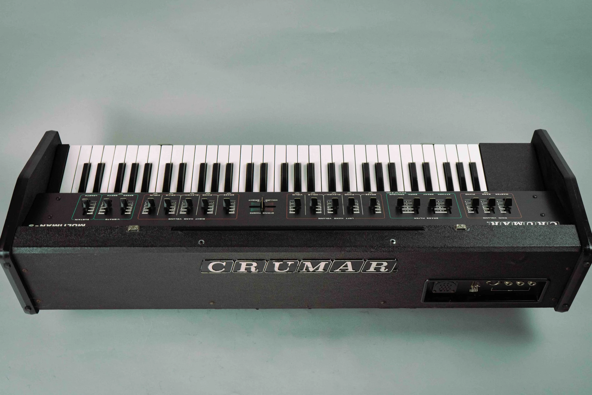 On offer are 5 preset sounds (Brass, Piano, Clavichord, Cello and Violin) and a bonus sub-bass sound assigned to the lower 27 notes of the keyboard. All sounds are divide down generated so we get full polyphony here. 
