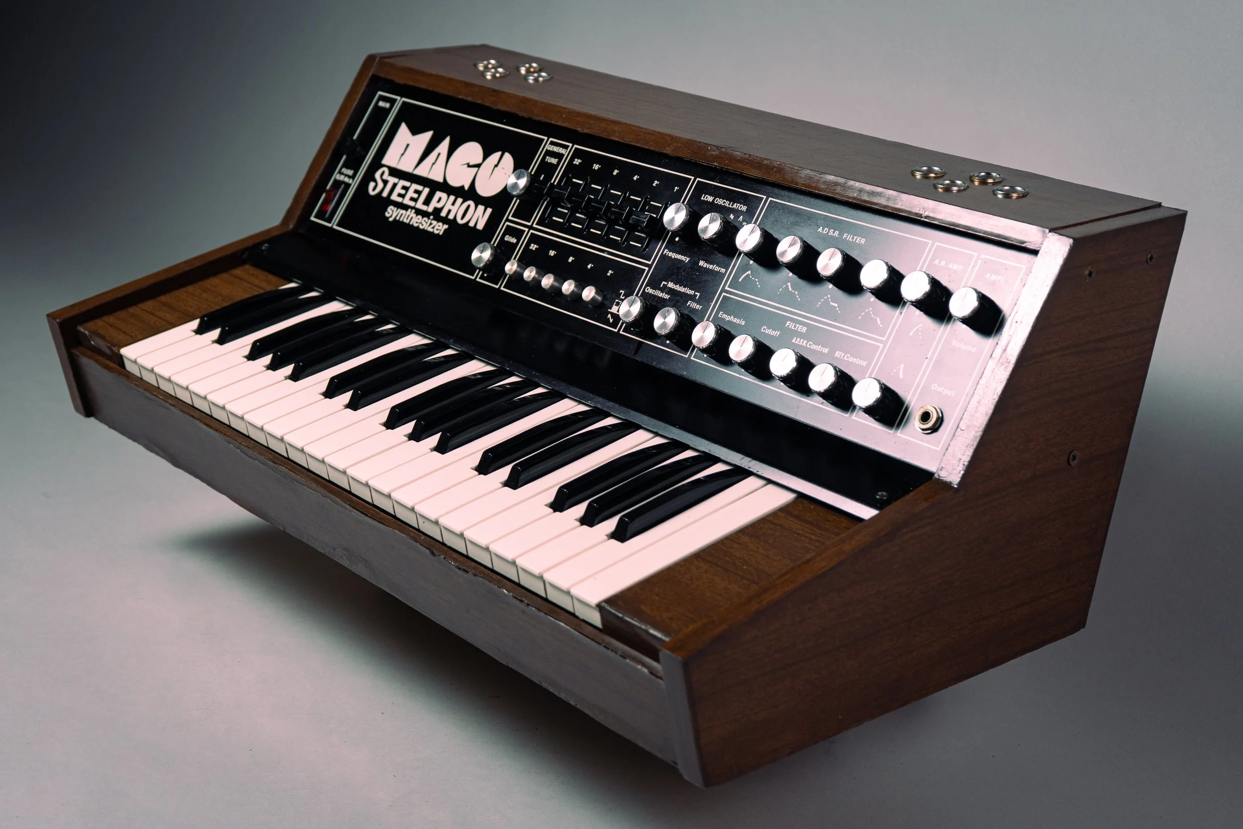 The controls are laid out simply : 
6 footages with individual Saw or Square Wave for each footage (this is different from the successor, the S900) 
LFO section with 4 wave forms and choice for filter, oscillator and vibrato routing  
ADSR controls
G