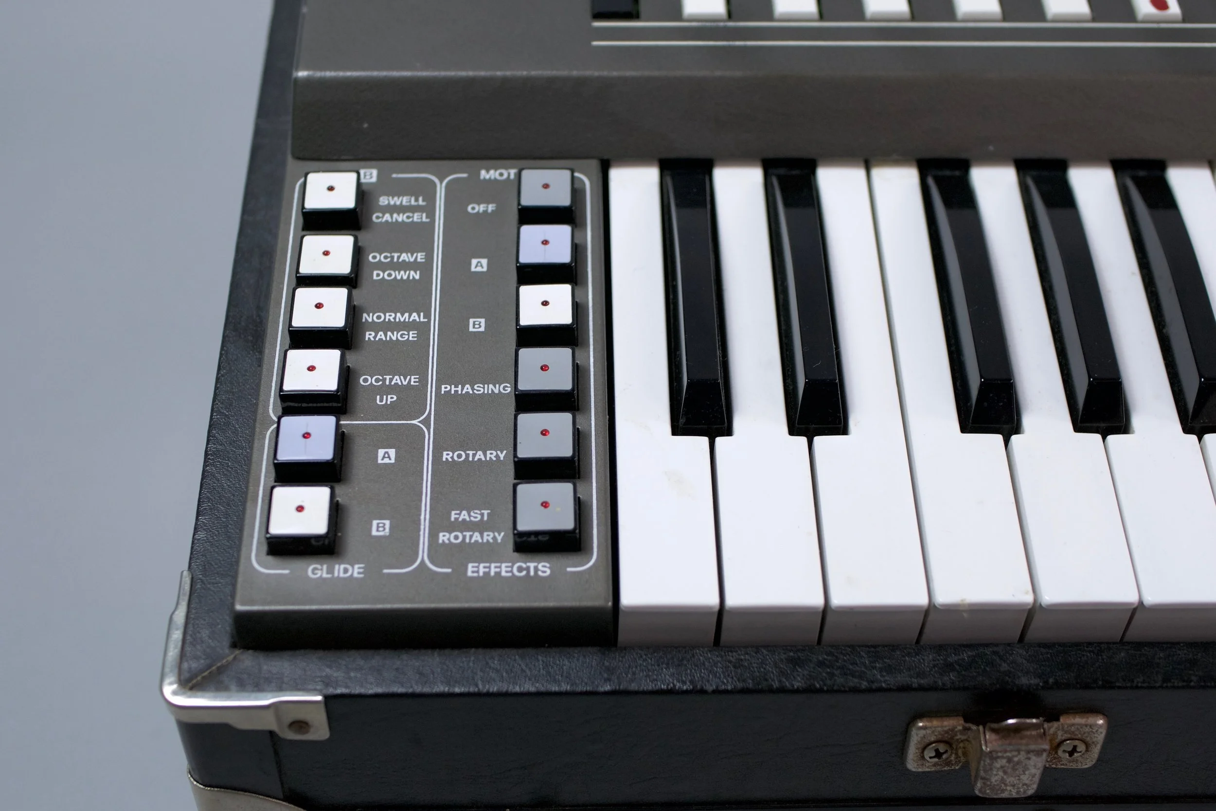 Both main preset sections of the Elkatwin 61 are completely independent and can sound massive together when detuned and modulated diversely. Added to the B preset sounds is the octave switch, with 3 settings : lower, normal or higher. The Leslie effe