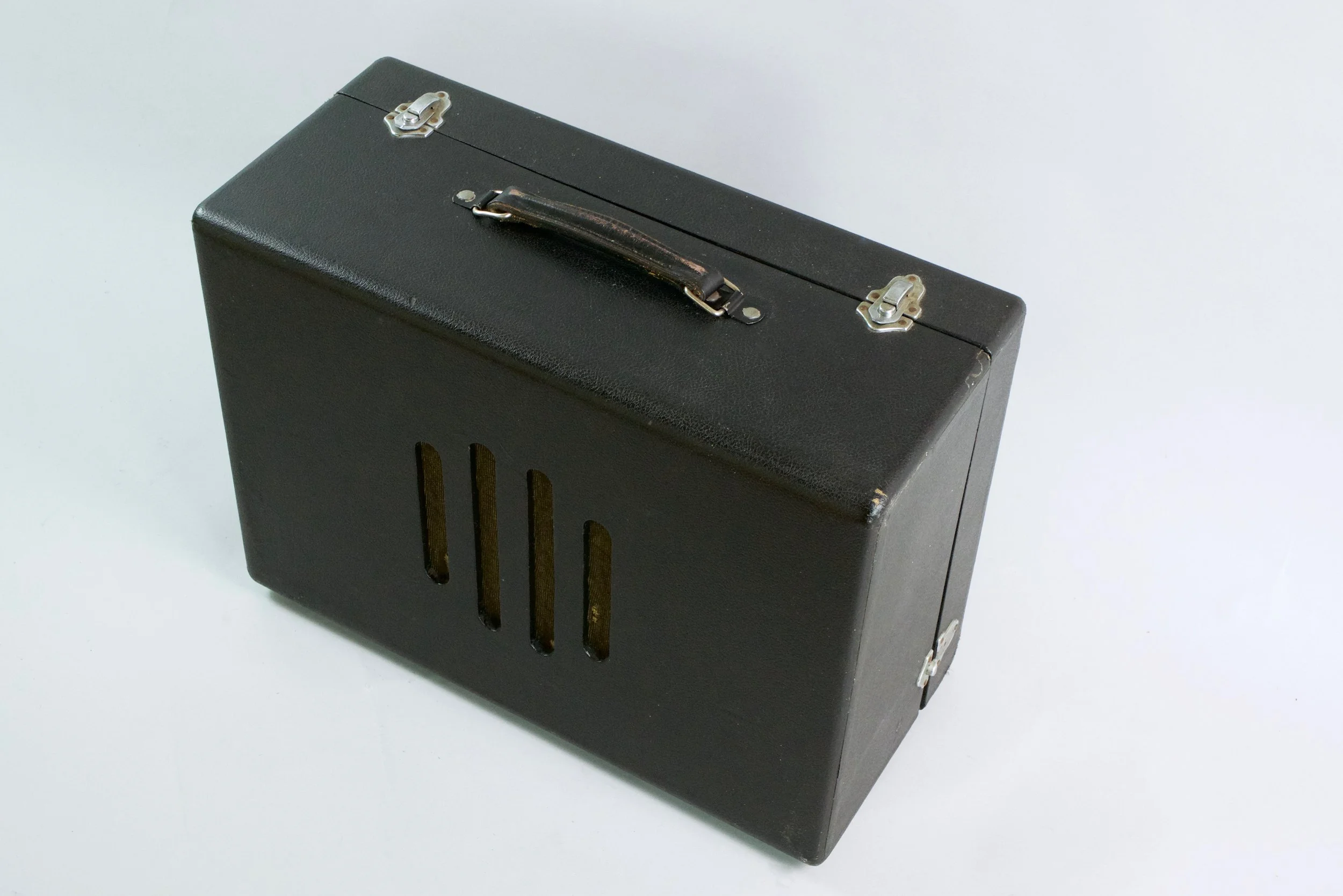 The whole shebang is neatly contained in a suitcase and almost looks like an old radio. 