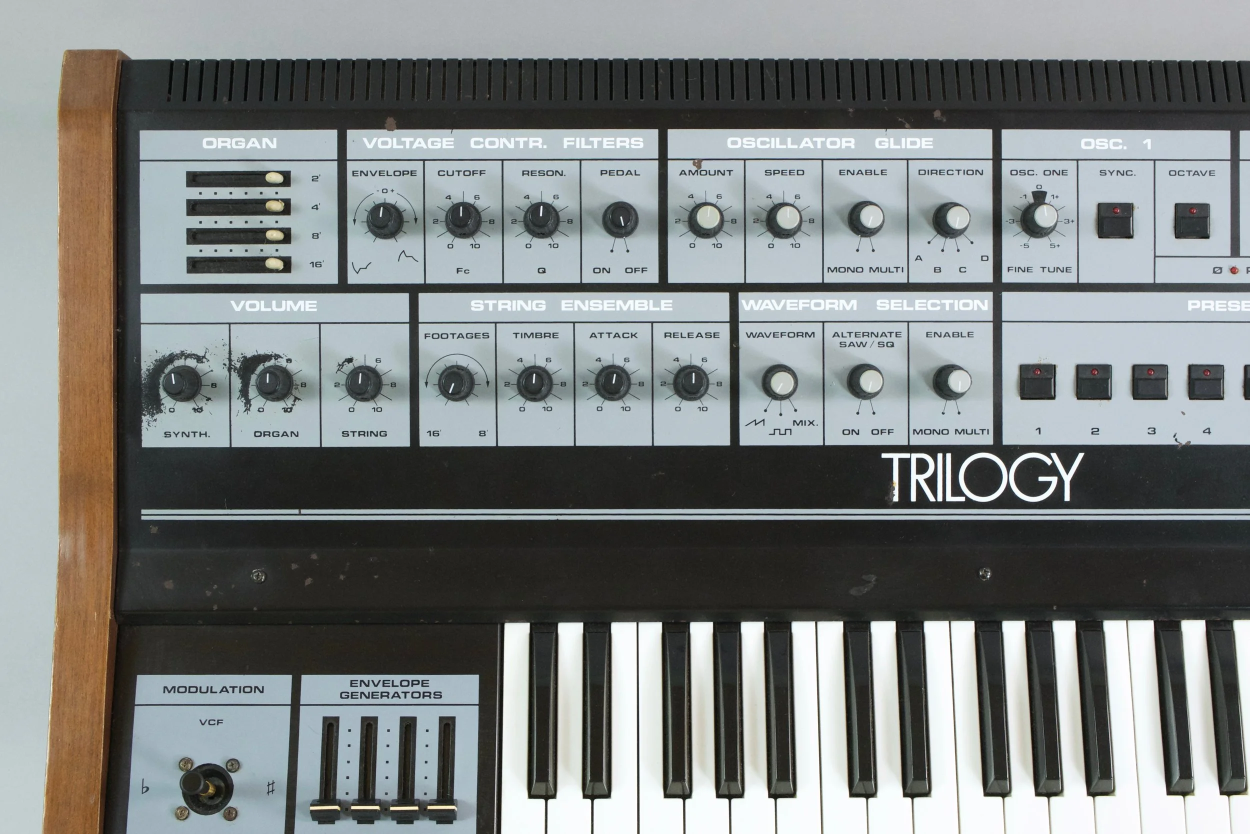 The front panel is almost entirely dedicated to the Polyphonic synth, compared to the other Crumar models released such as the Multiman or Performer, the Trilogy might be closer to the almighty Crumar Composer, but lacking the monophonic synth sectio