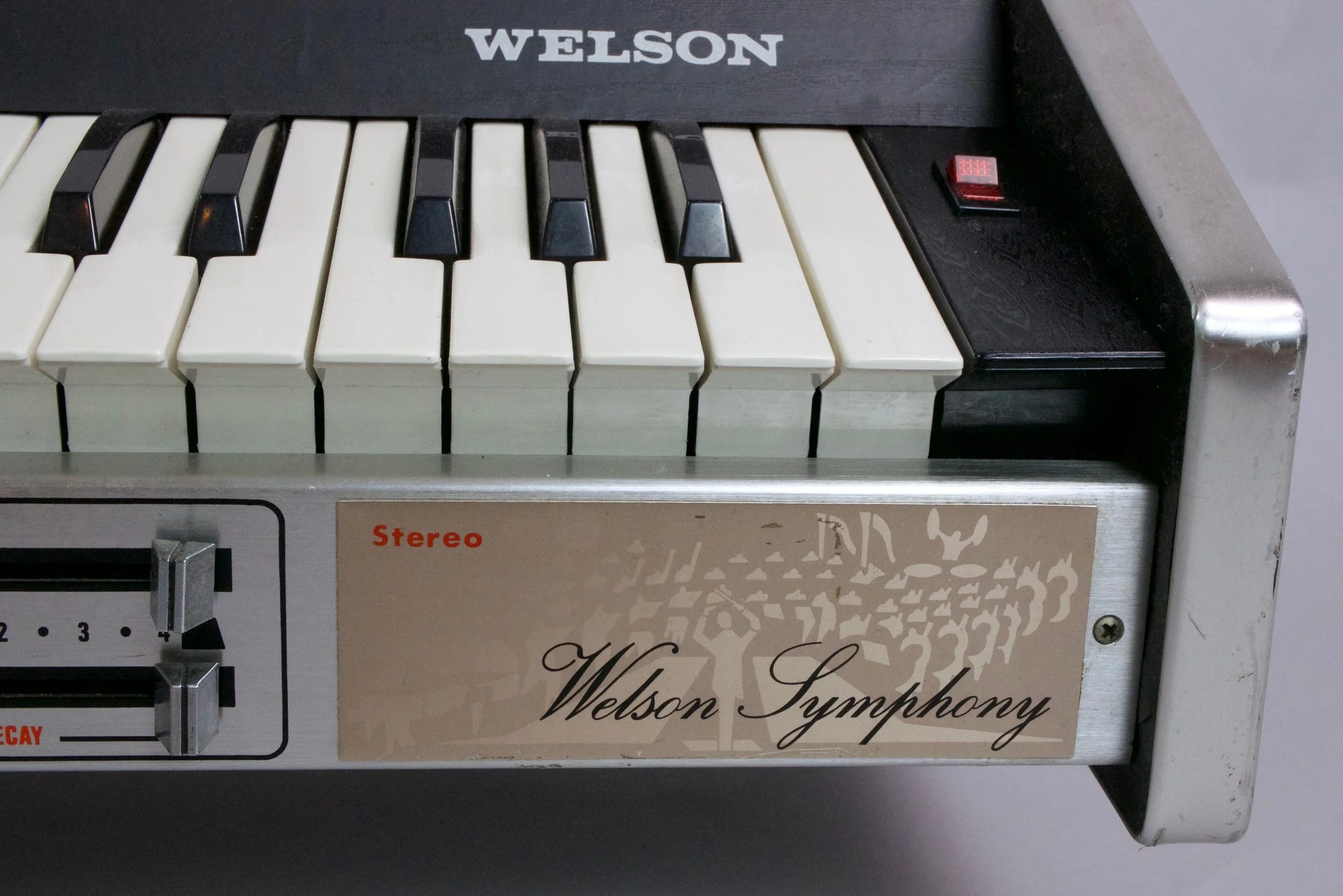The design is clearly inspired by the Farfisa Syntorchestra. In the back there are two outputs - left and right - with separate volume controls as well as separate expression pedal inputs. 