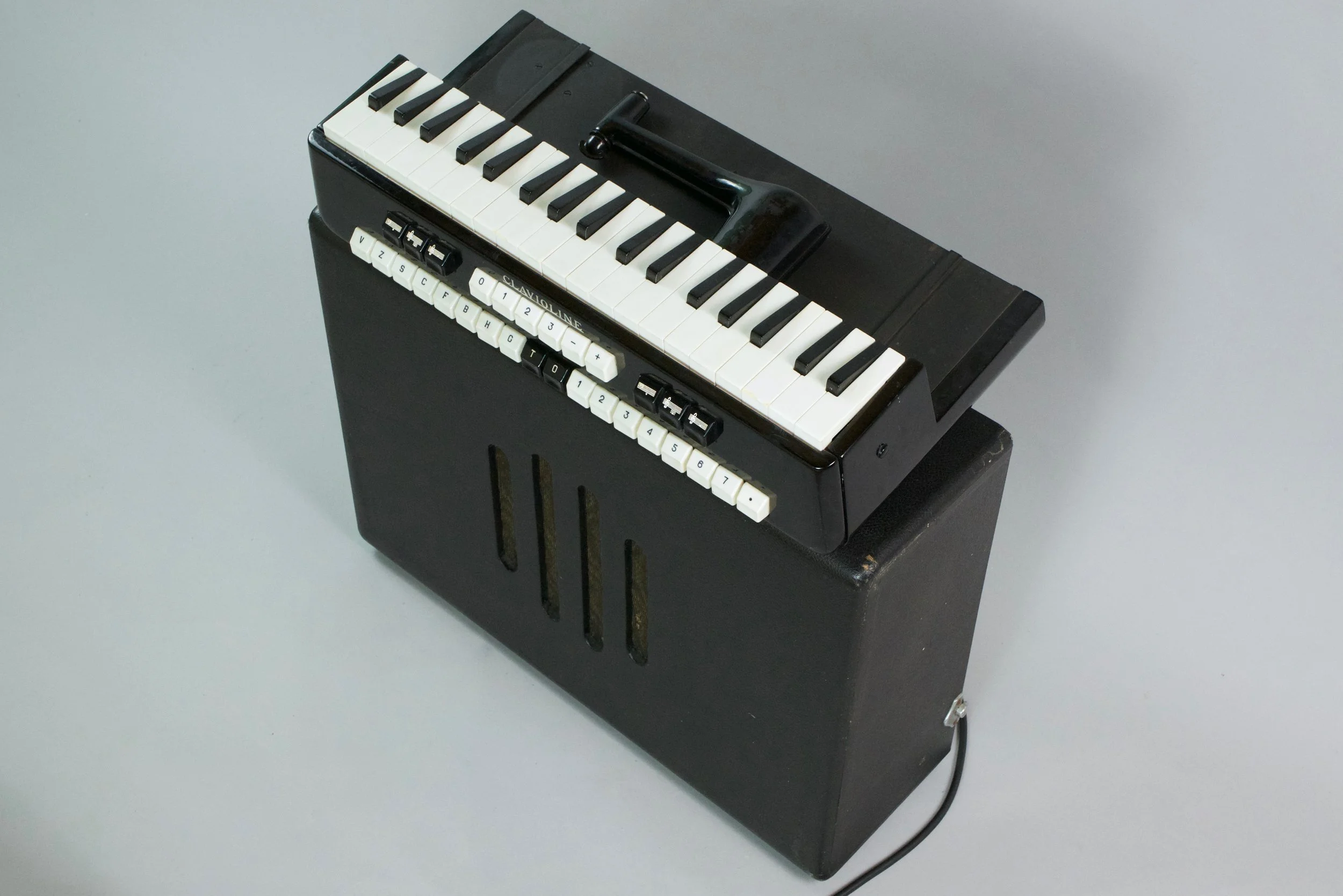 This Italian iteration comes with an expanded selection of preset voices. The lever you see on top gets attached underneath the keyboard for controlling the volume level with the knee to add expression to your playing. 