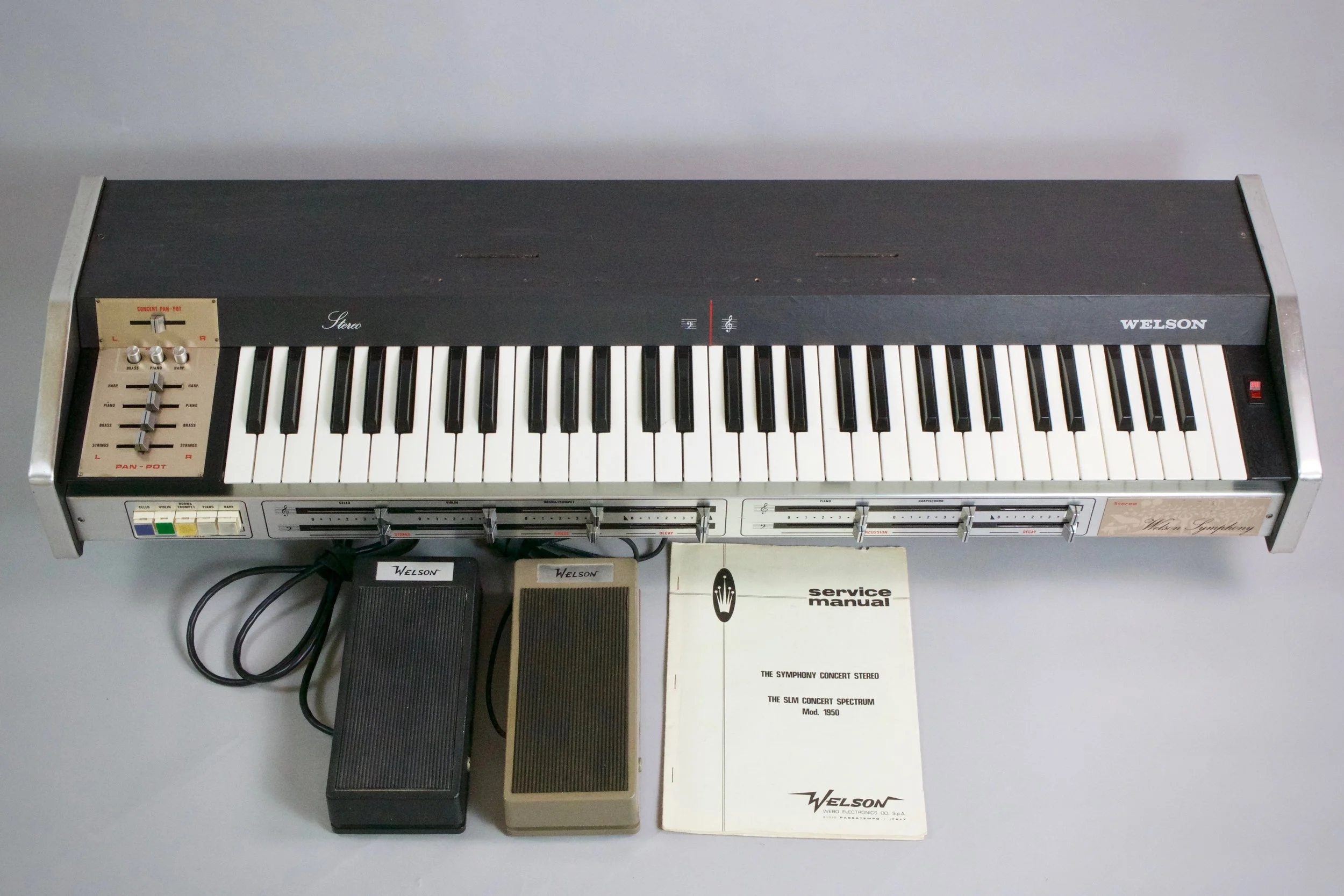 Like other string machines from the 1970s the Welson Stereo Symphony has separate volume, attack and decay controls for the lower and upper half of the keyboard. 