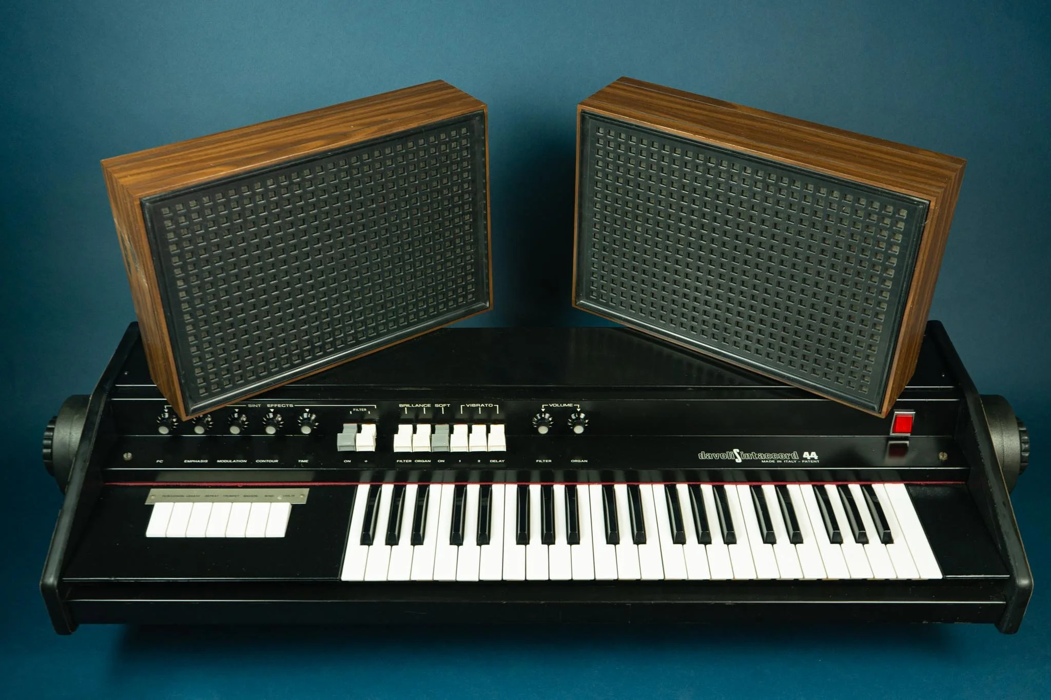 DAVOLI SINTACCORD 44 - 1970 - In the early 1970s a young engineer in Parma tried to crack the code of the polyphonic synthesizer. With a tight production budget, at the dawn of the 1970s Davoli made a small batch of the DAVOLI SINTACCORD 44 of which 