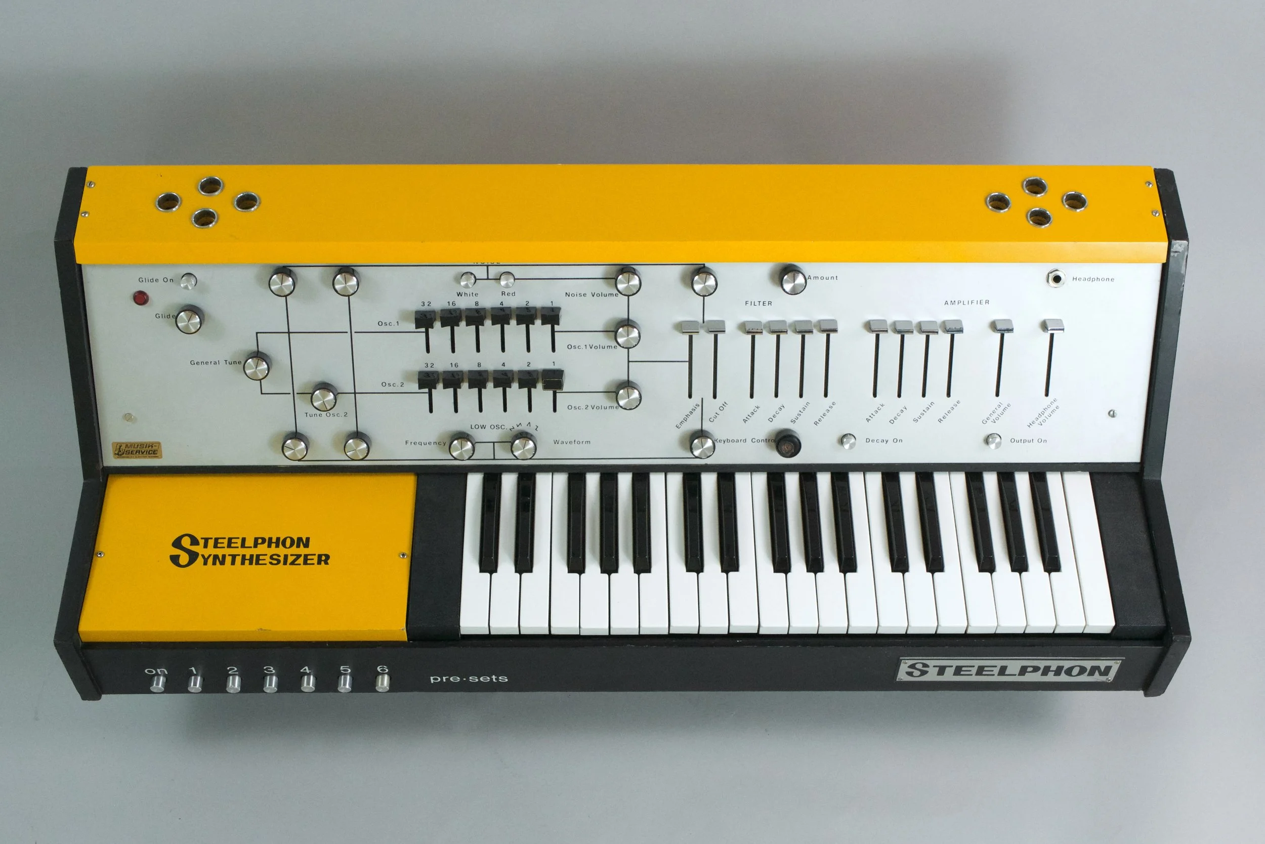 Steelphon S900 - 1973. Is this the only yellow vintage synthesizer ever made? Amplifier producer Steelphon from Turin developed this very well-built and punchy, dual oscillator monophonic synthesizer with great modulation capabilities and 6 modifiabl