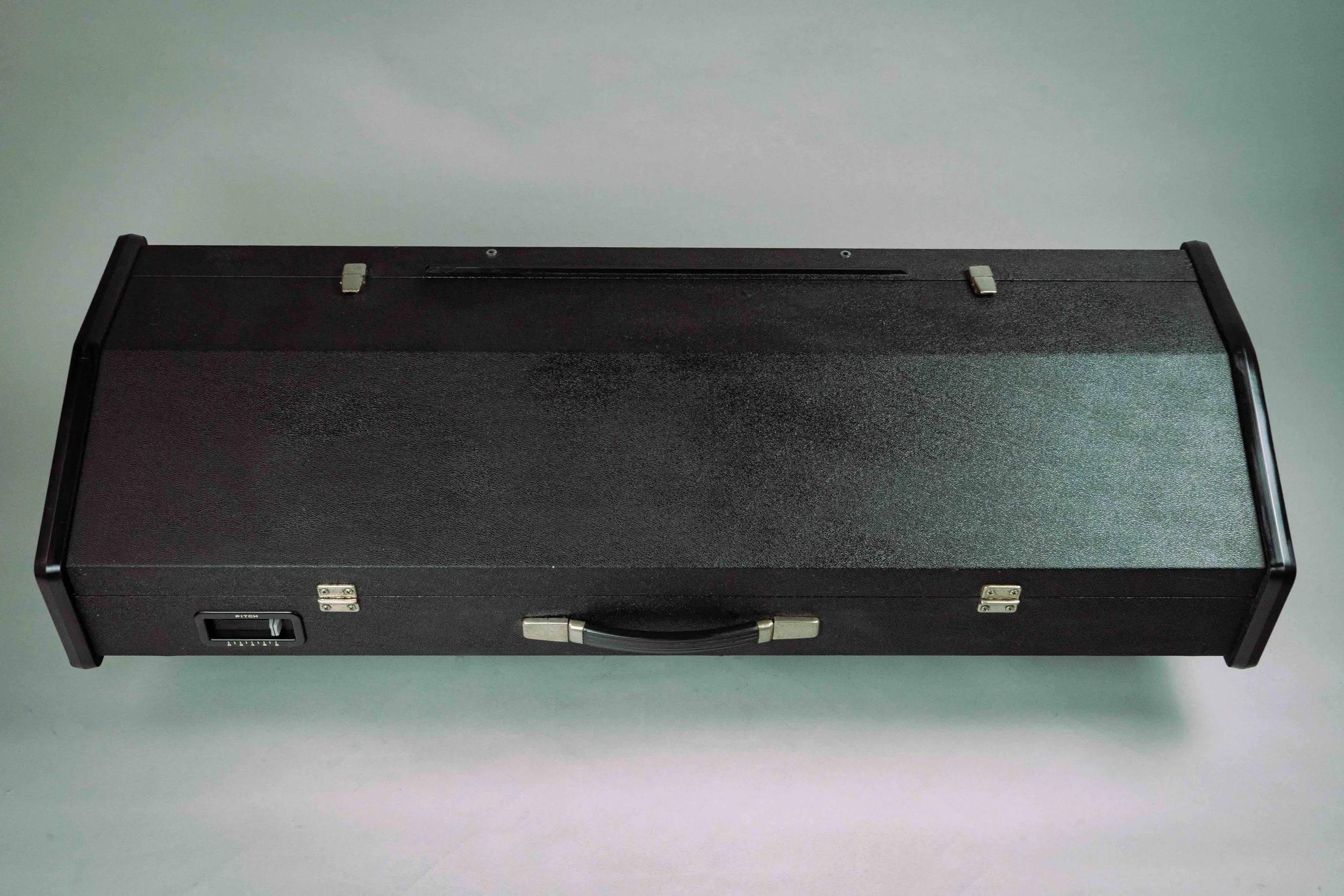 The Multiman S also has 3 separate audio outputs and closes up with a detachable lid, weighing in at a Hernia-inducing 25 kilos. 