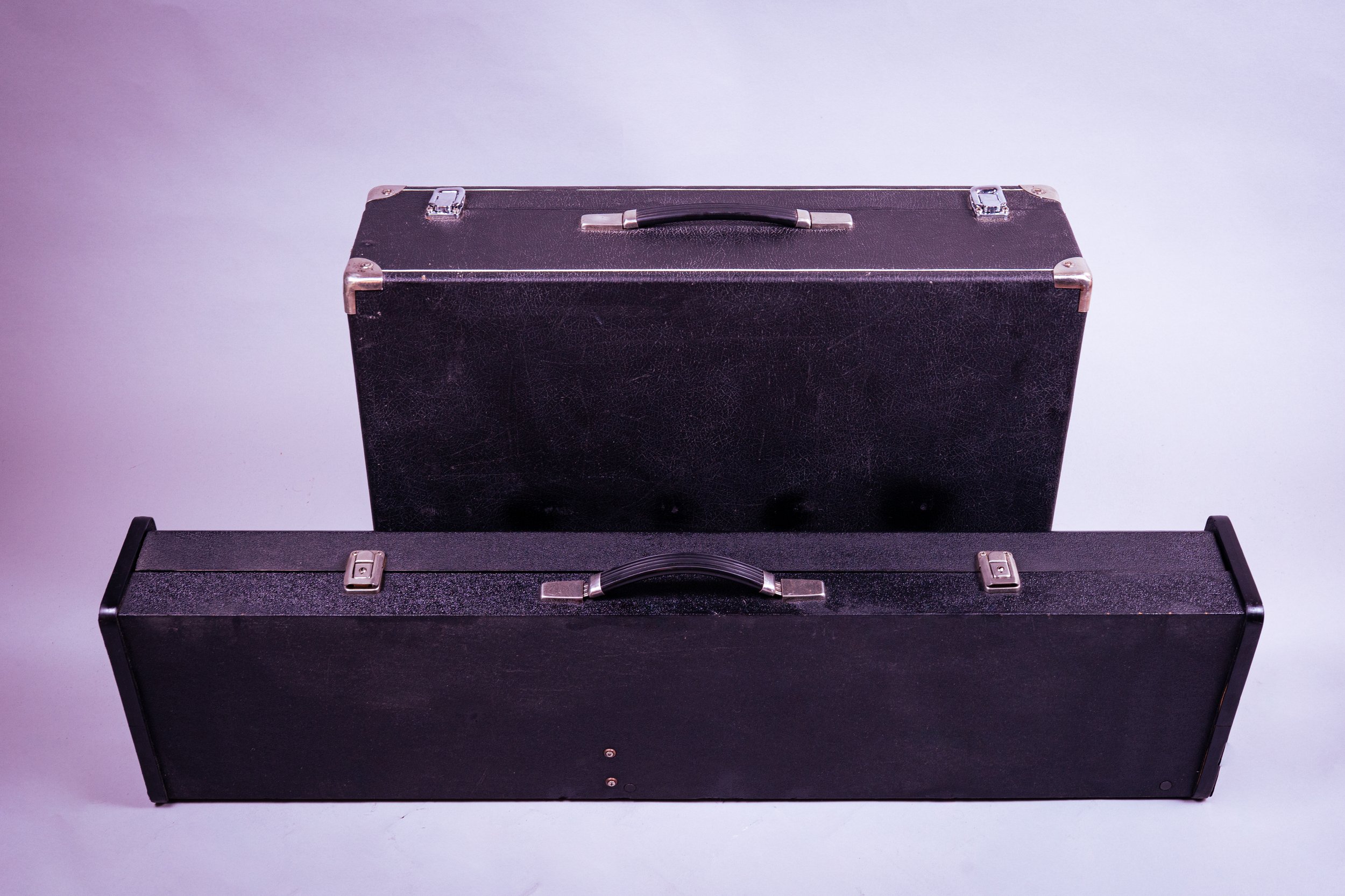 The whole shebang is contained in these two suit cases and is relatively portable at 35 kilos with the legs. The cable connector is hardwired to the main generator. 