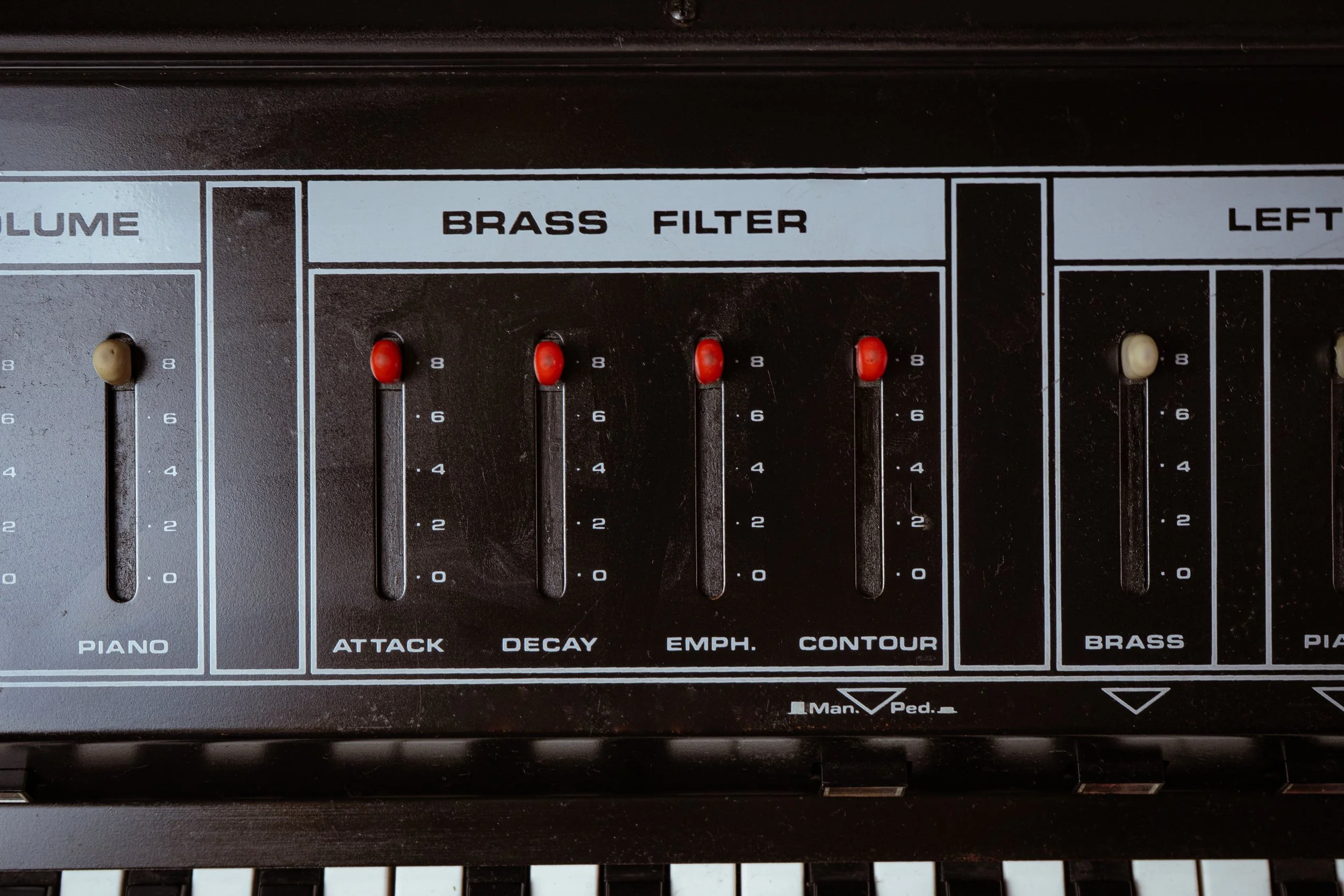 Here's that fantastic Brass Filter - also controllable if one is in the possesion of the elusive filter control foot pedal. The Multiman S/2 is very sturdy and surprisingly heavy. Unlike the previous model it comes without a lid but is instead protec