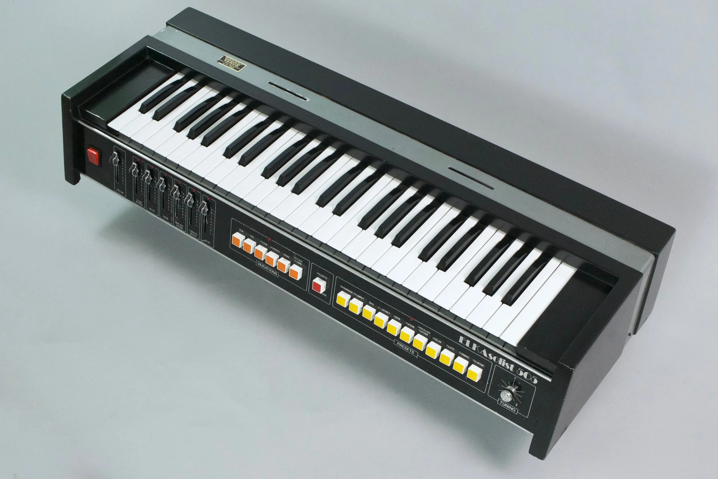 The presets can be modulated by the sliders on the left, Attack, Decay, Wow (combined bandpass filter and resonance), cut-off, vibrato depth and auto bend that adds a short bend in the beginning of the note. 
