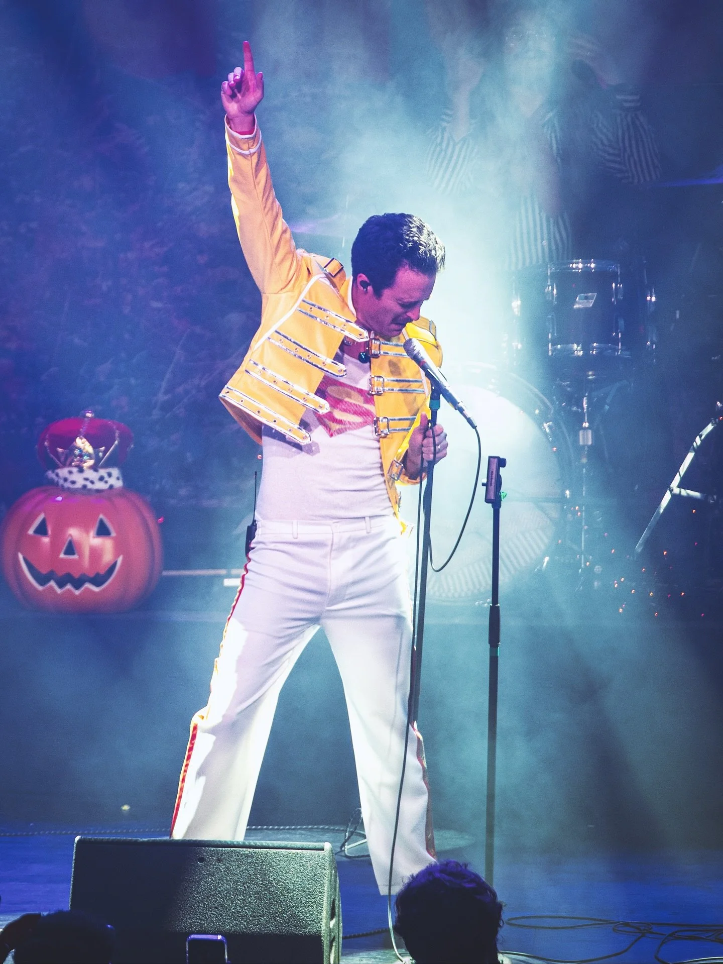 Some of my favorite shots from HalloQueen last weekend! @jukeboxtheghost was fantastic as always, but Queen really stole the show at @brooklynsteel 

#jukeboxtheghost #halloqueen #brooklynsteel #musicphotography