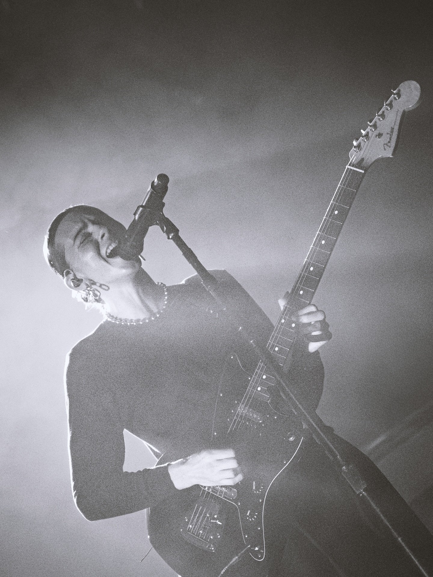 @thisispvris had Roadrunner absolutely feral for their hometown show on the White Noise 10 Year Anniversary Tour. 

Shot for @rokkr.press 

#pvris #whitenoiseanniversarytour #bostonmusic #livemusic