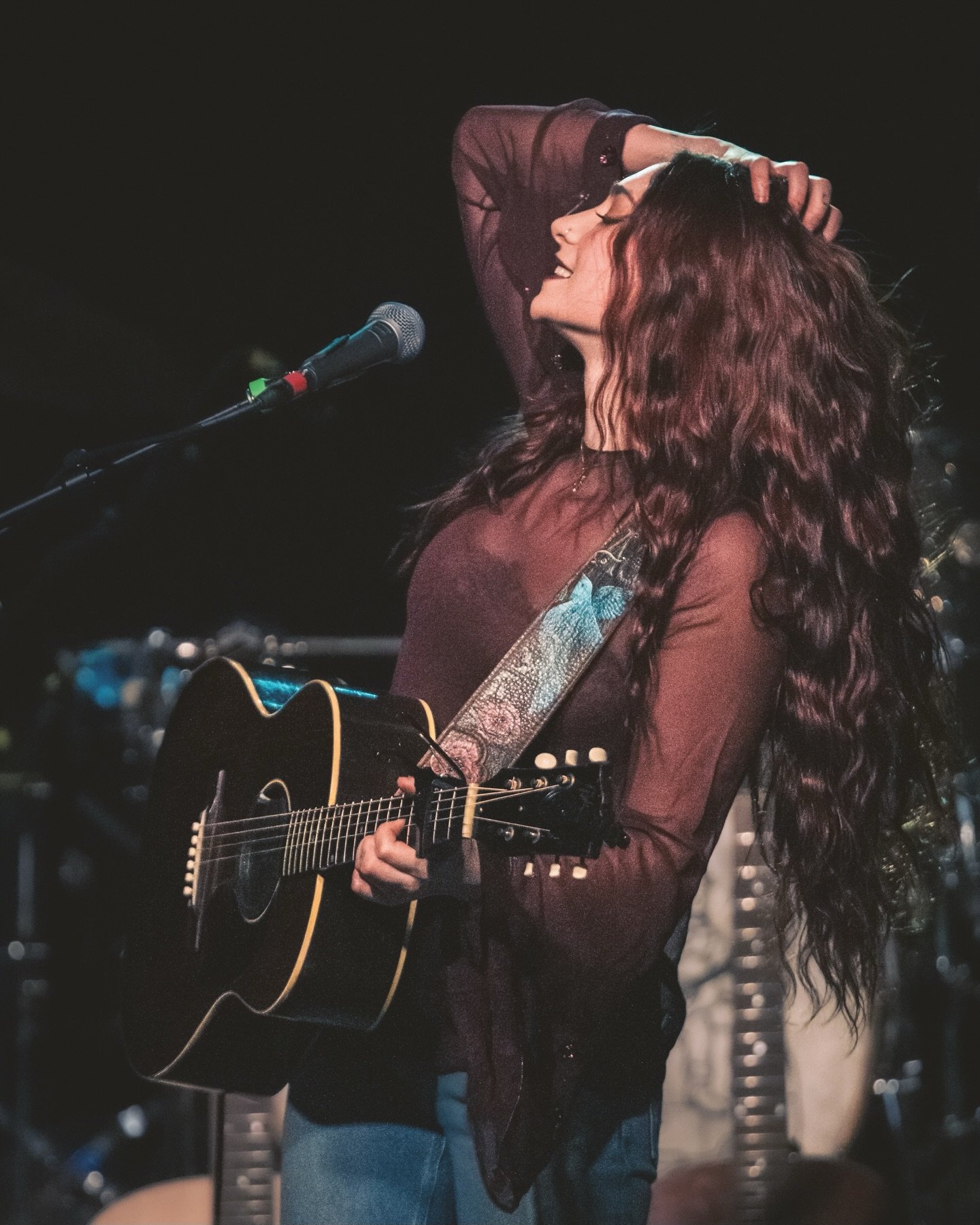 @annagravesmusic opening for @jonahkagen last Sunday at the Sinclair proving yet again that skipping the opener is a rookie mistake. 

#livemusic #concertphotography #bostonmusic