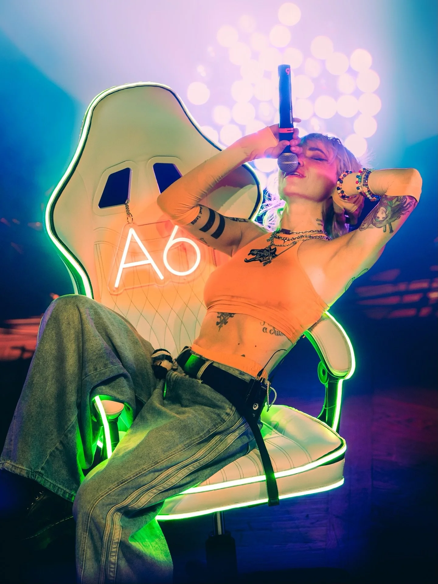 &ldquo;When the quest givers are weird, and they&rsquo;re glitching out&hellip; those give the best swords, those give the best loot. Take the side quests. Enjoy life.&rdquo;

@lights at a very packed @paradiserockclub on Tuesday night for @rokkr.pre