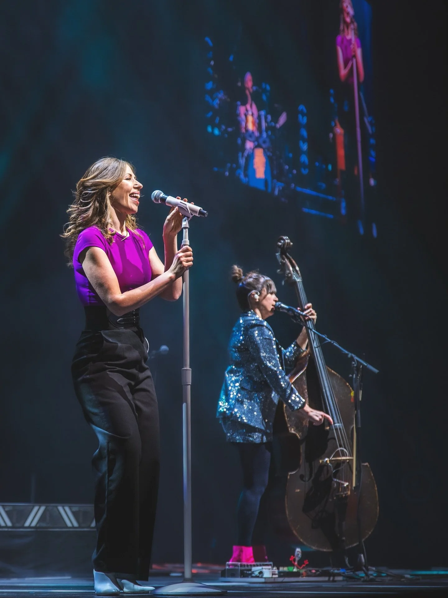 Familiar favorites, new songs, and a packed arena for @lakestreetdive at @mohegansun Friday night! Always a blast catching them live! 🕺 

Shot for @thejuiceboxpress 
#lakestreetdive #mohegansun #livemusic