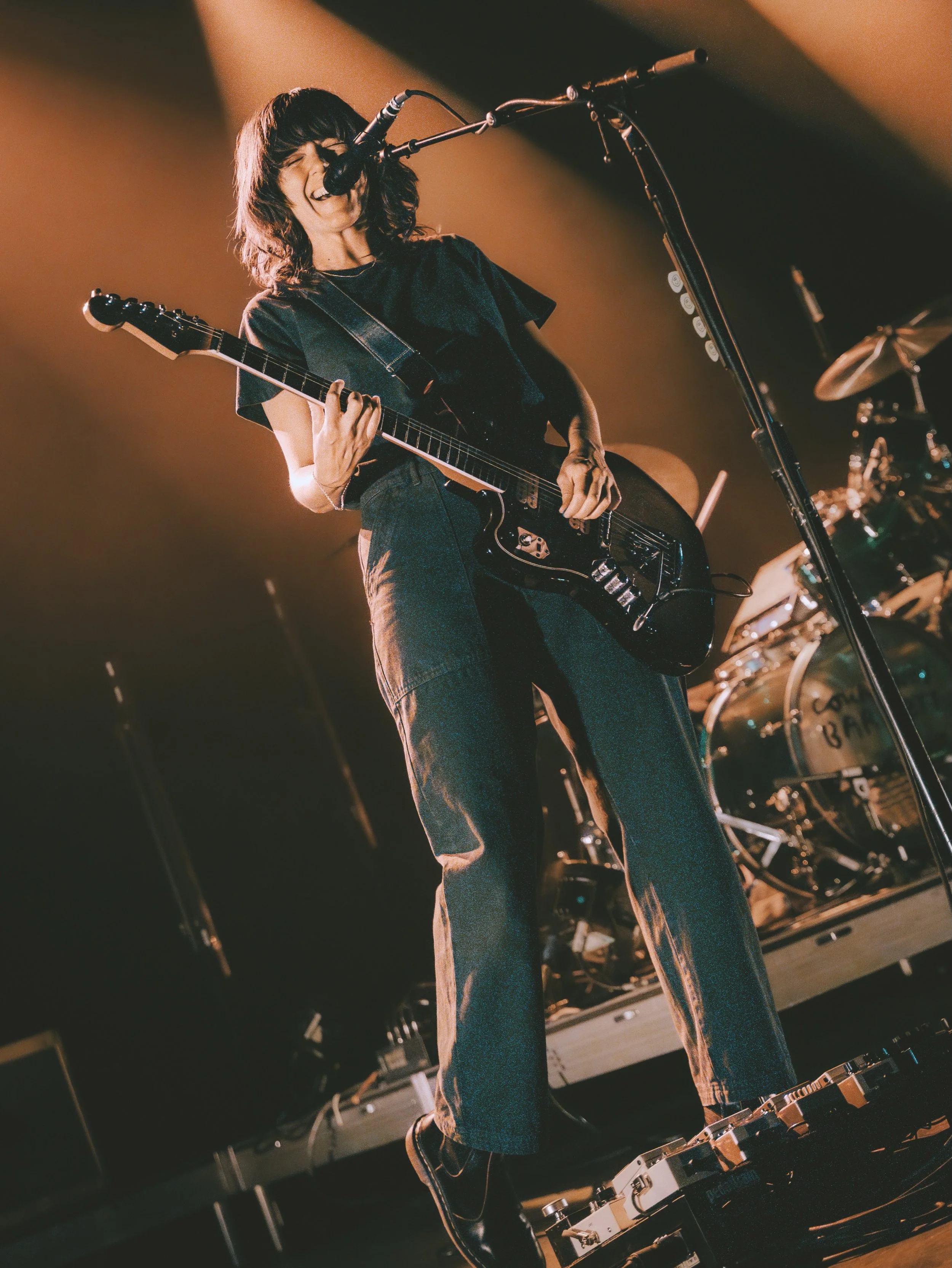@courtneybarnett brought the mantis to Roadrunner last night. The new album hits different live. 

For @rokkr.press 
#livemusic #courtneybarnett #rockmusic
