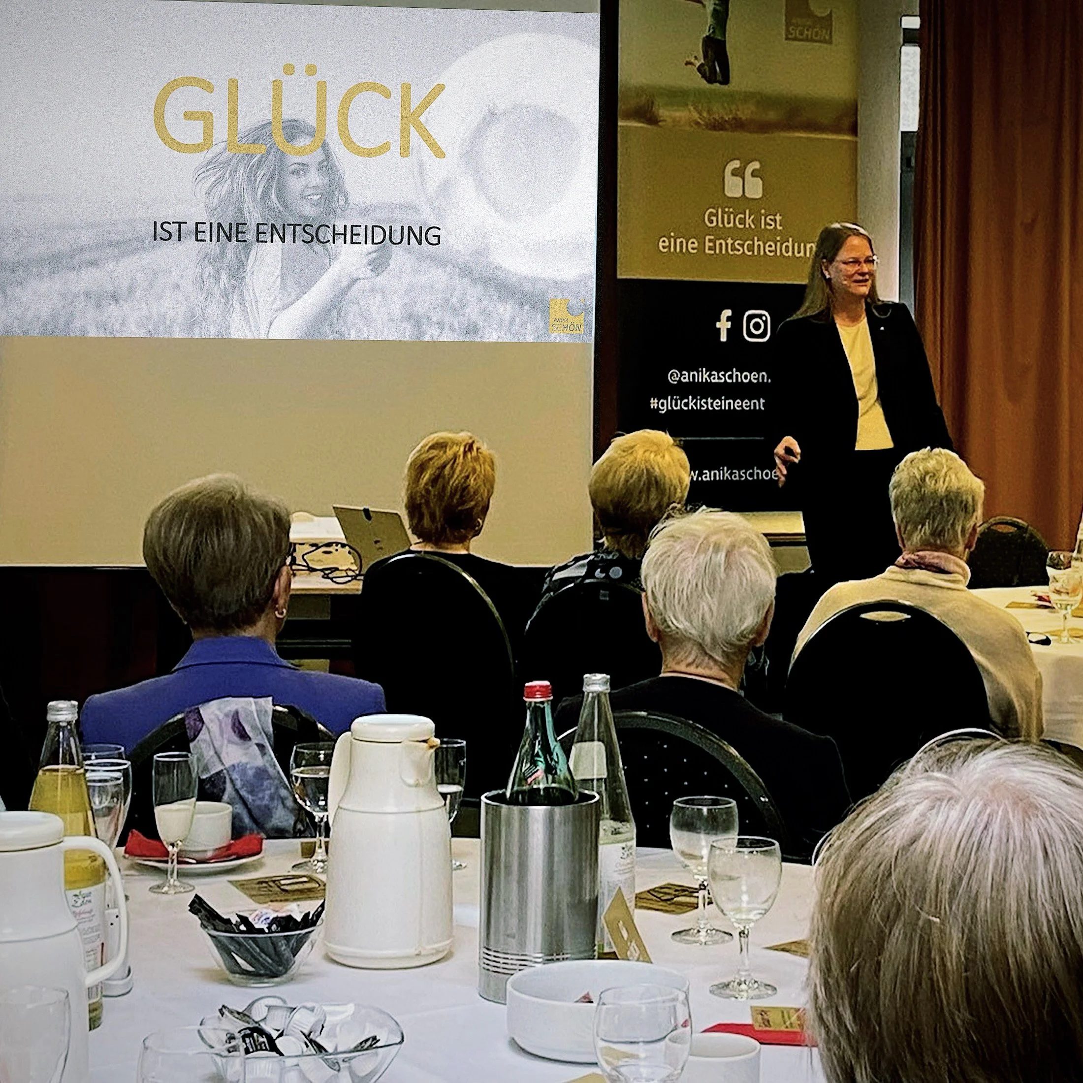 Speakerin und Glückstherapeutin Anika Schön im Vortrag bei einem Landfrauenverband vor Publikum.