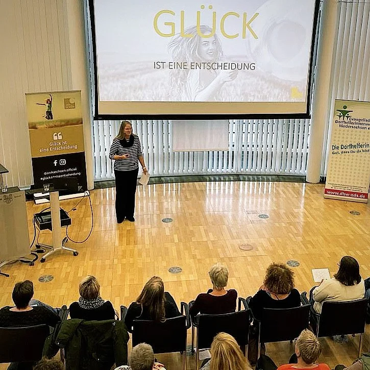Speakerin und Glückstherapeutin Anika Schön im Vortrag vor Publikum in der Hansestadt Uelzen.