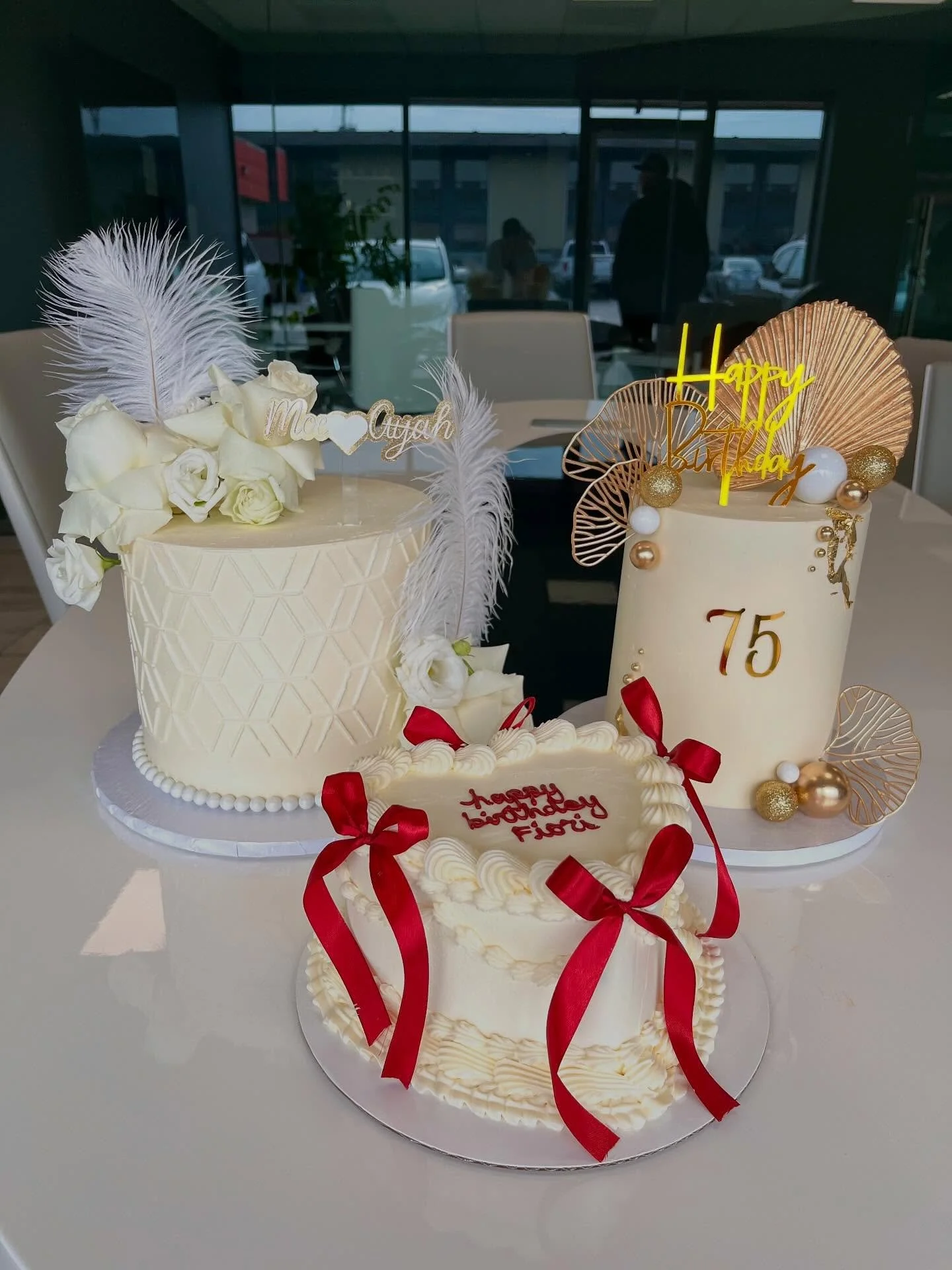 Last weekends lineup 🤍

#cakedecorating
#cake 
#cakedesign
#cakedesigner
#buttercreamcakes
#buttercreamart
#vintagecake
#heartcake
#caketrends
#cakeinspo
#cakeart