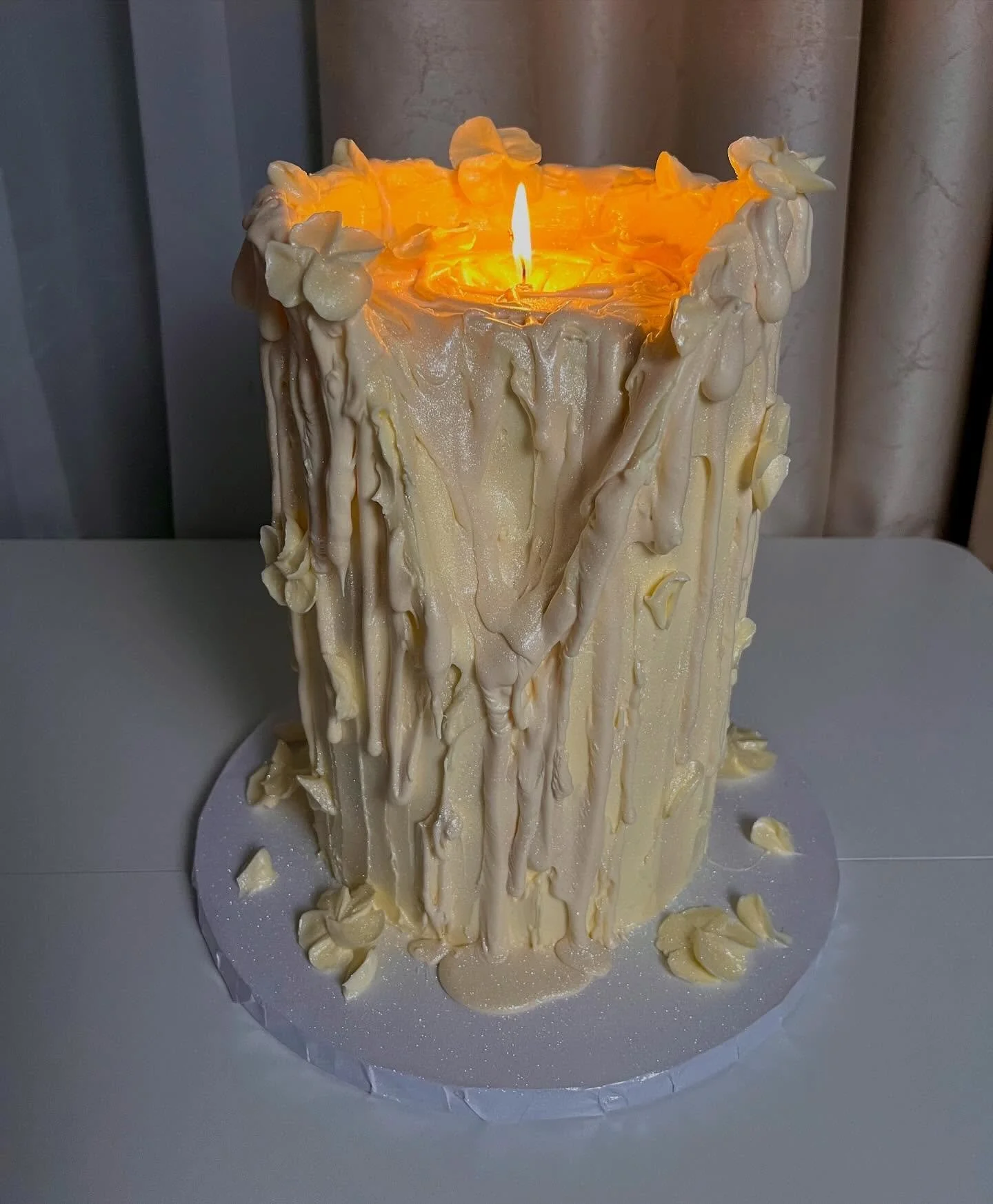 🕯️THE CANDLE 🕯️ 

Unfortunately the camera didn&rsquo;t pick up on how truly beautiful this cake was but here&rsquo;s a swipe through. 

#candlecake #viralcake #explorepage✨ #cake #cakedecorating #cakes #vintagecake #cakesofinstagram